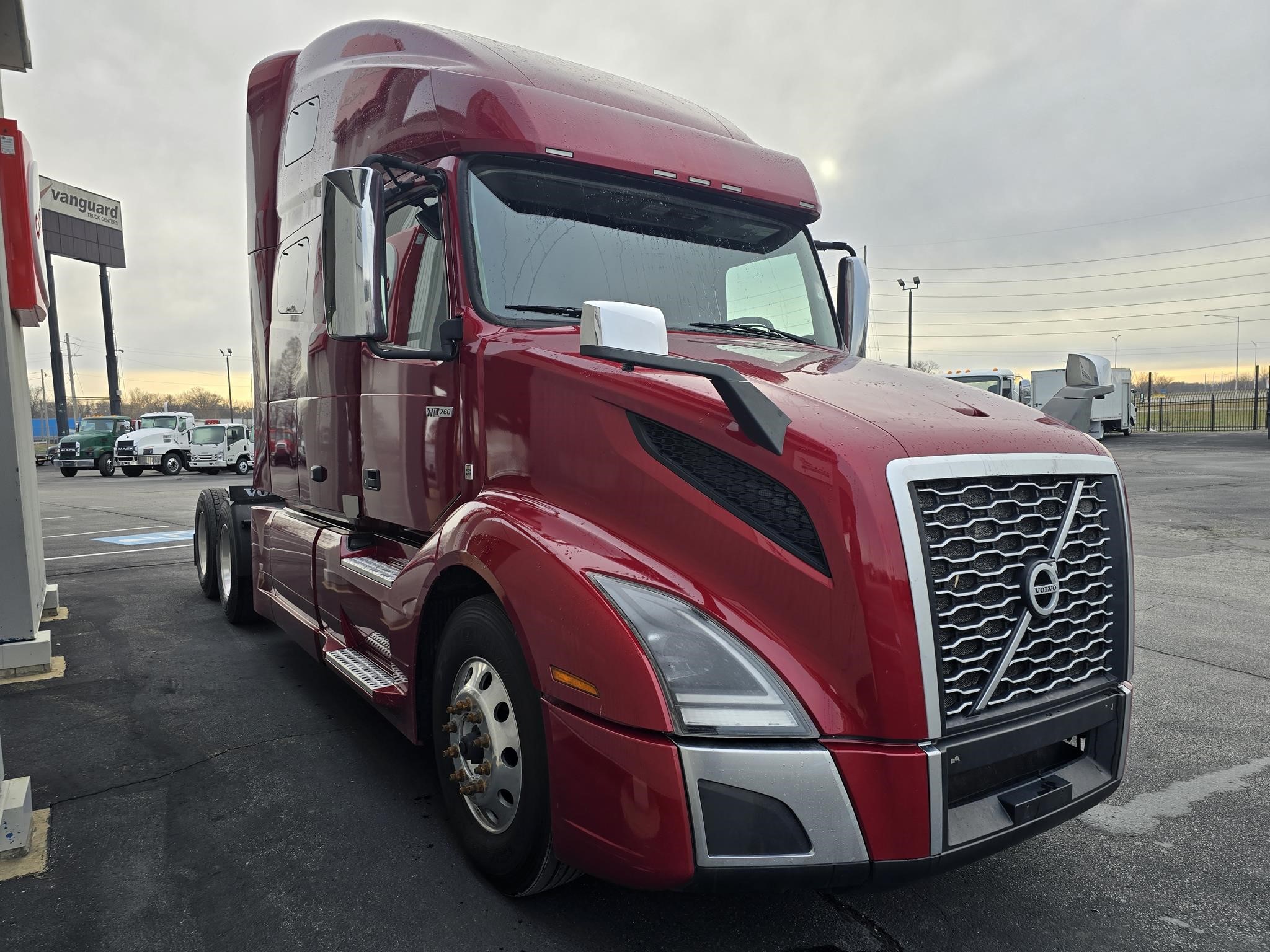 2022 VOLVO VNL64T760 - image 2 of 6