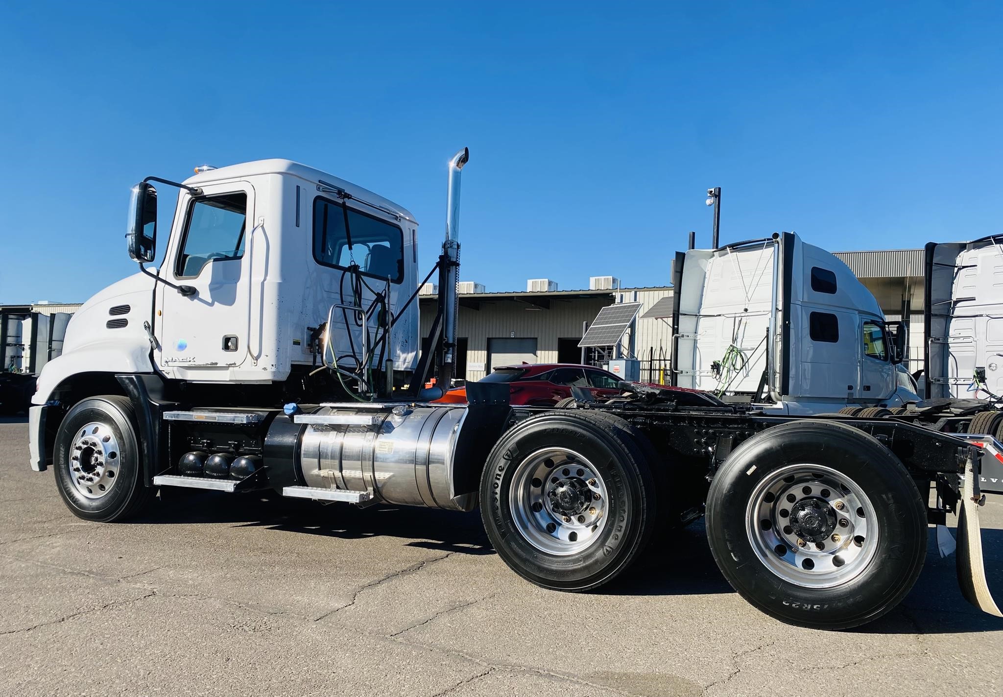 2012 MACK PINNACLE CXU613 - image 2 of 6