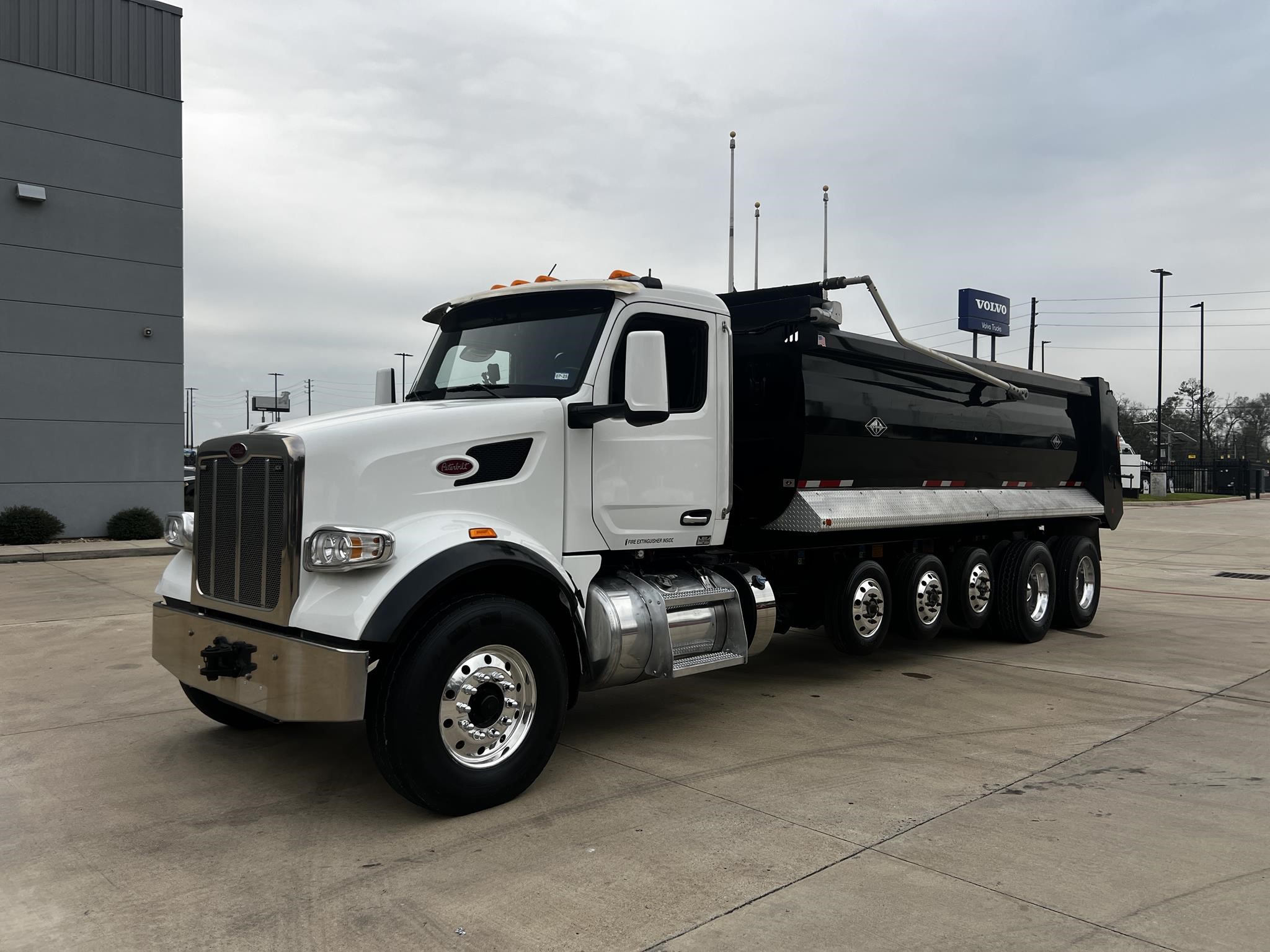 2023 PETERBILT 567 - image 1 of 6