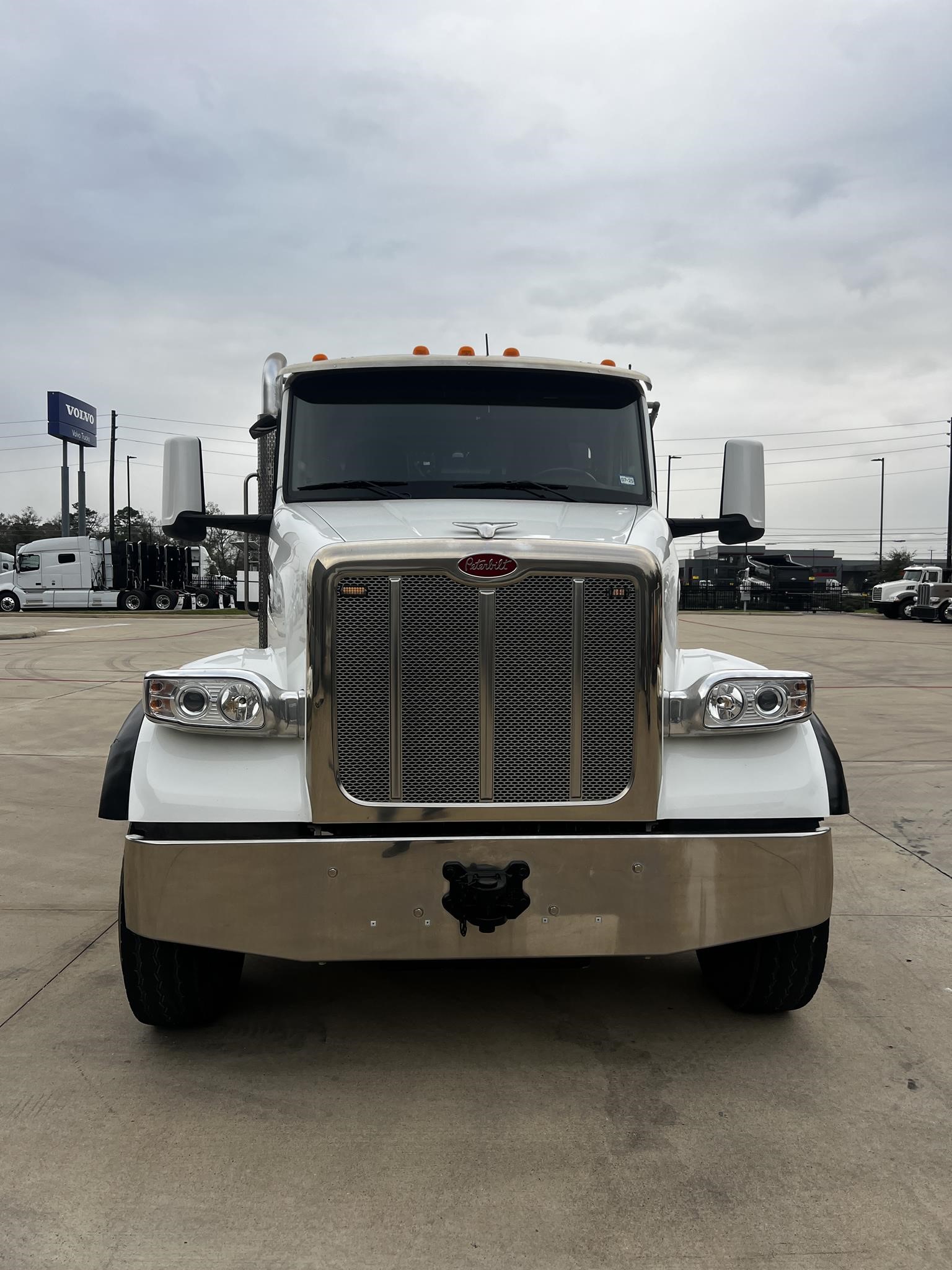 2023 PETERBILT 567 - image 2 of 6