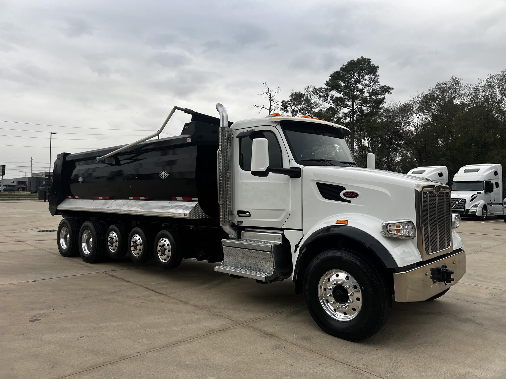 2023 PETERBILT 567 - image 3 of 6