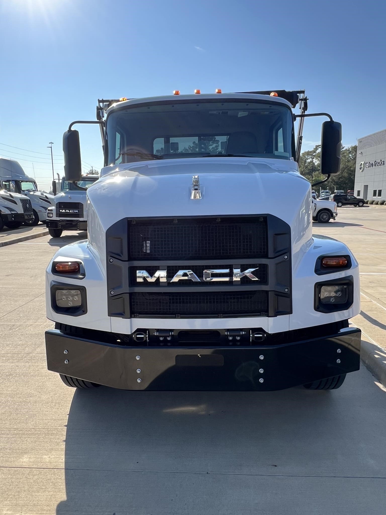 2025 MACK MD7 - image 3 of 6