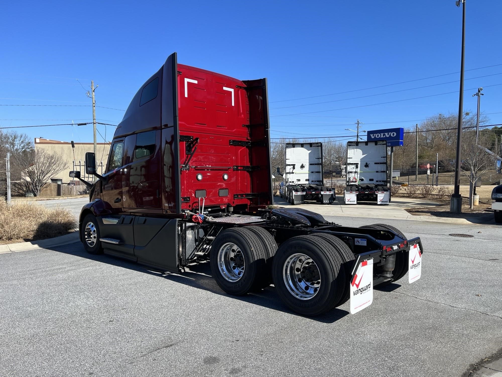 2025 VOLVO VNL64T660 - image 4 of 6