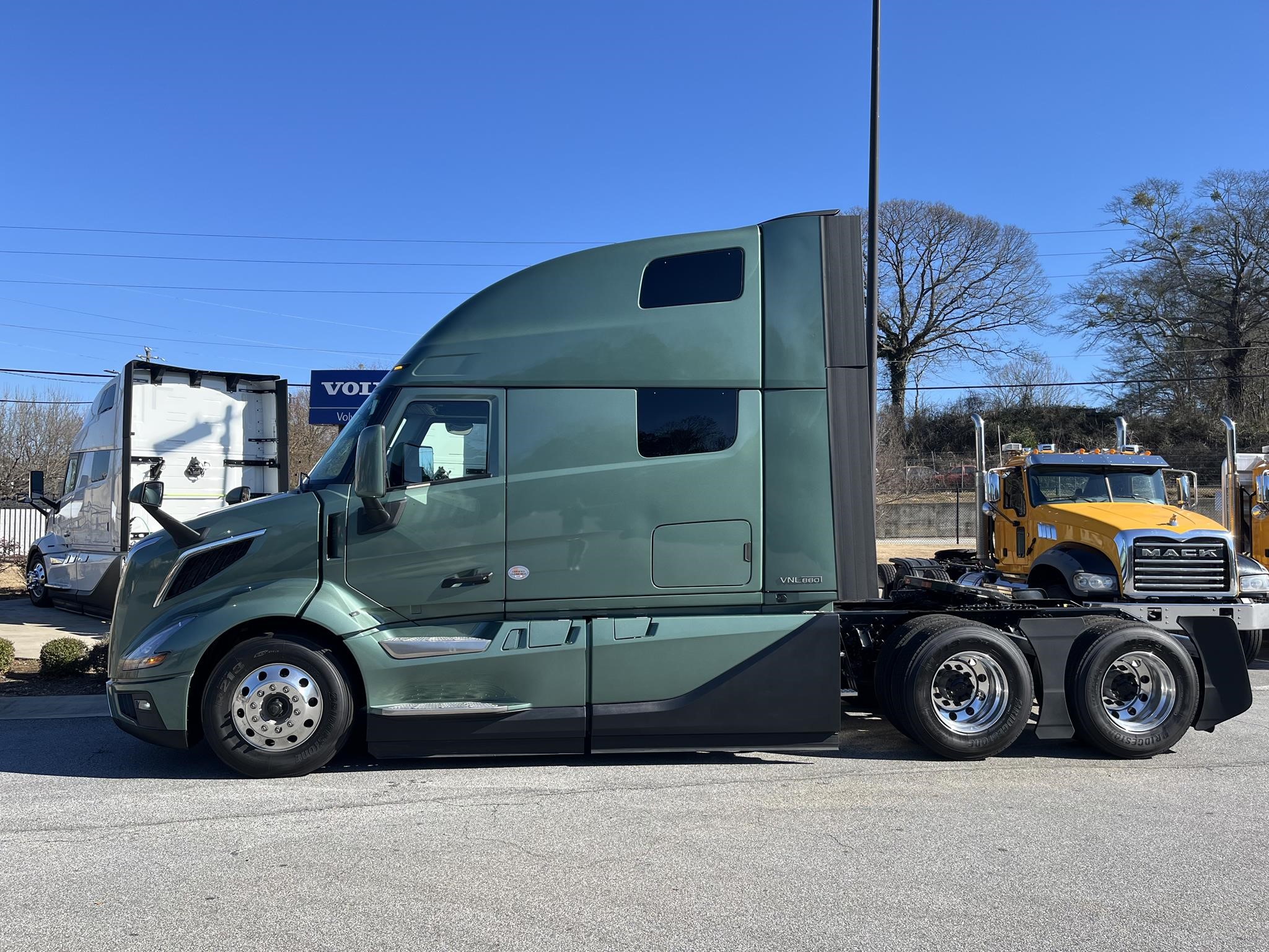 2025 VOLVO VNL64T660 - image 2 of 6