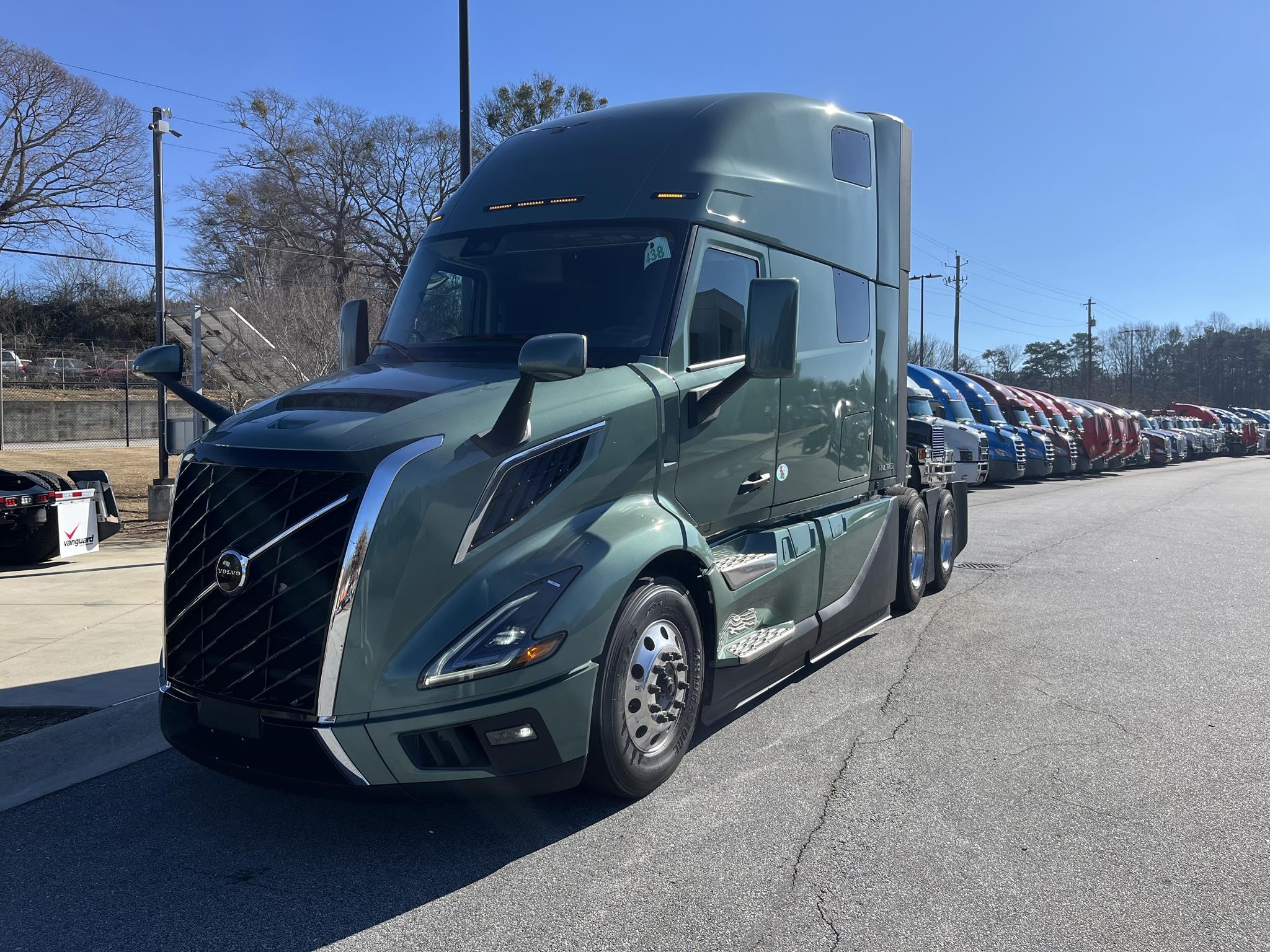 2025 VOLVO VNL64T660 - image 1 of 6