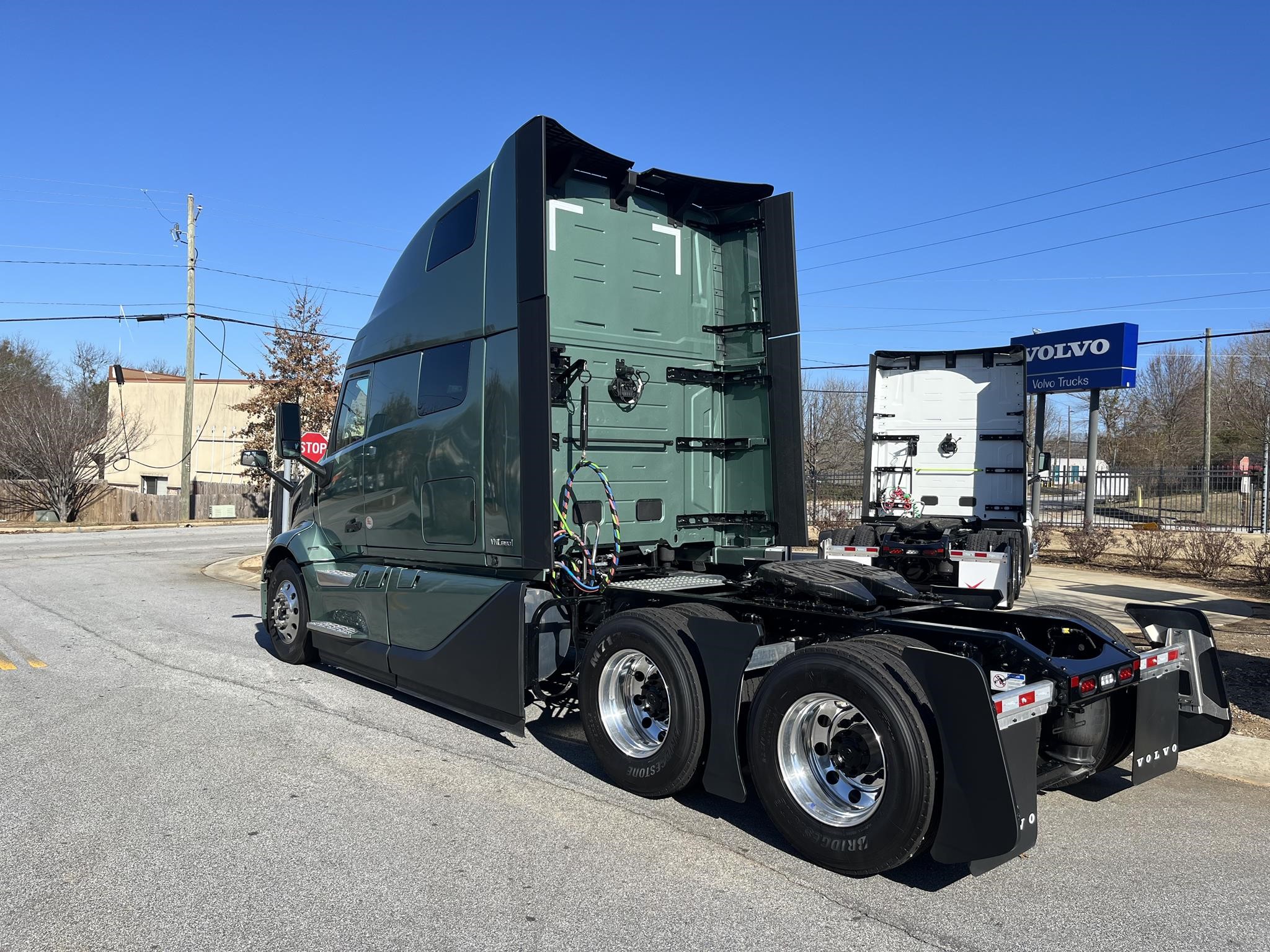 2025 VOLVO VNL64T660 - image 3 of 6