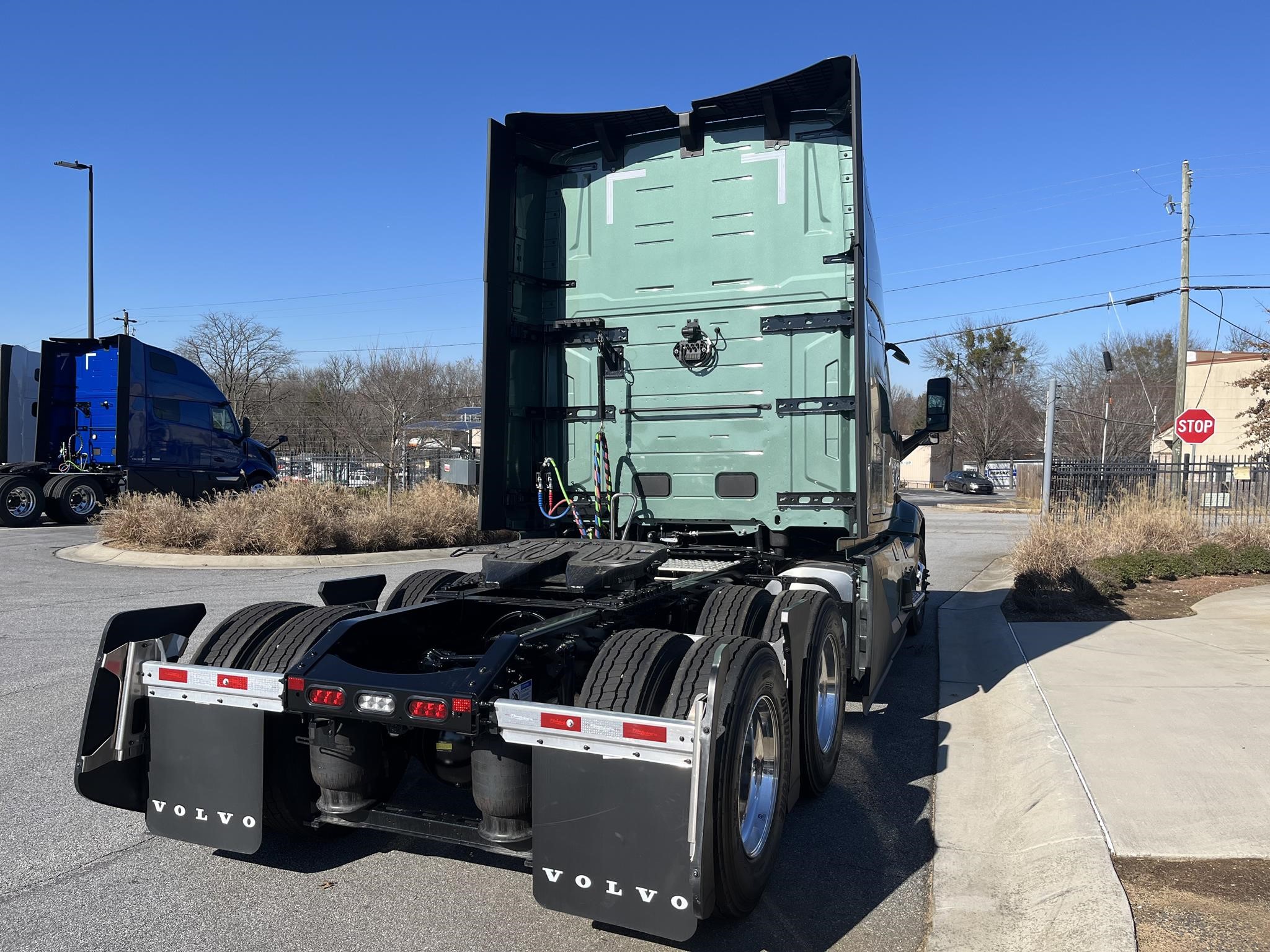 2025 VOLVO VNL64T660 - image 5 of 6