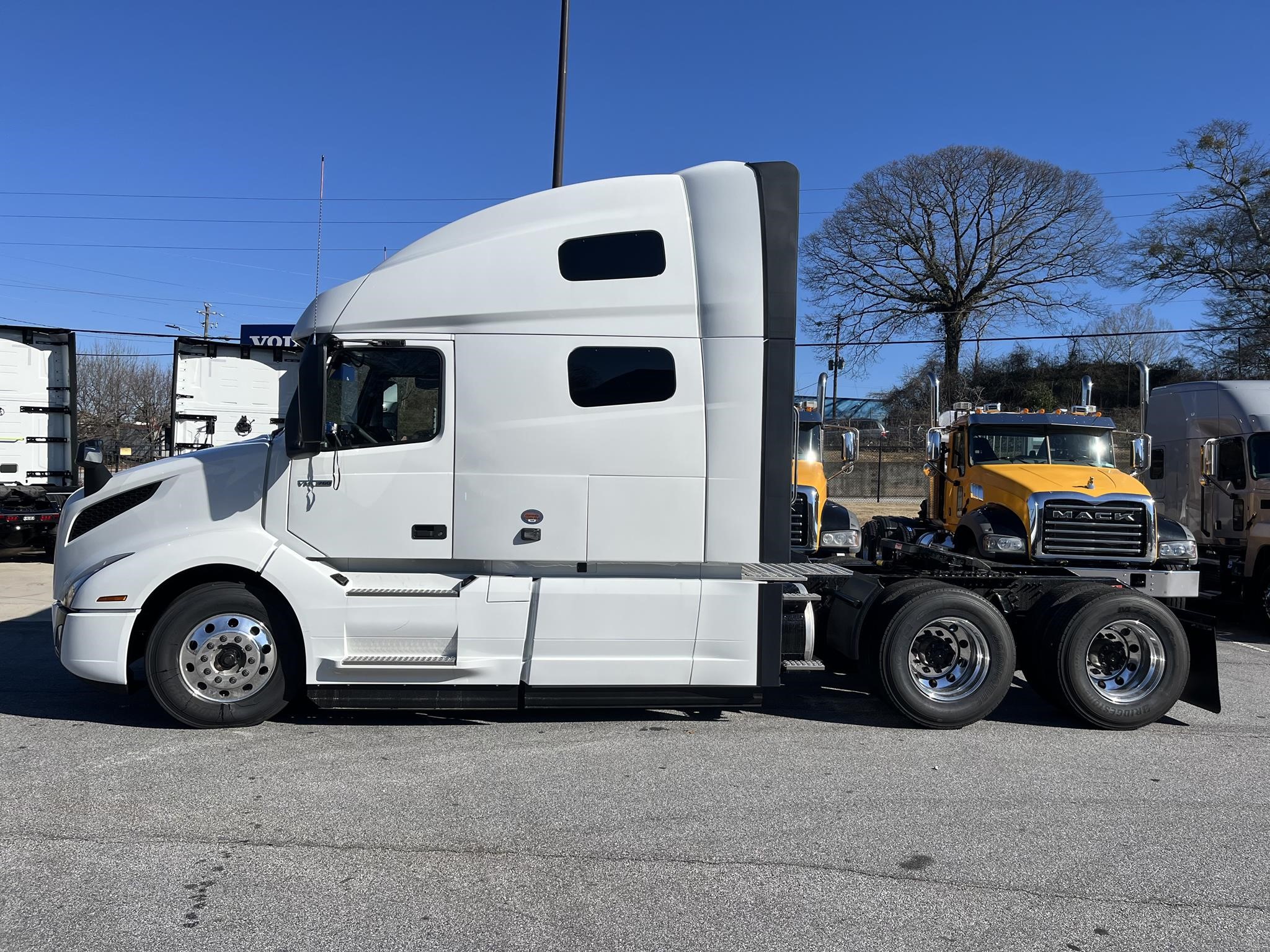 2025 VOLVO VNL64T760 - image 2 of 6