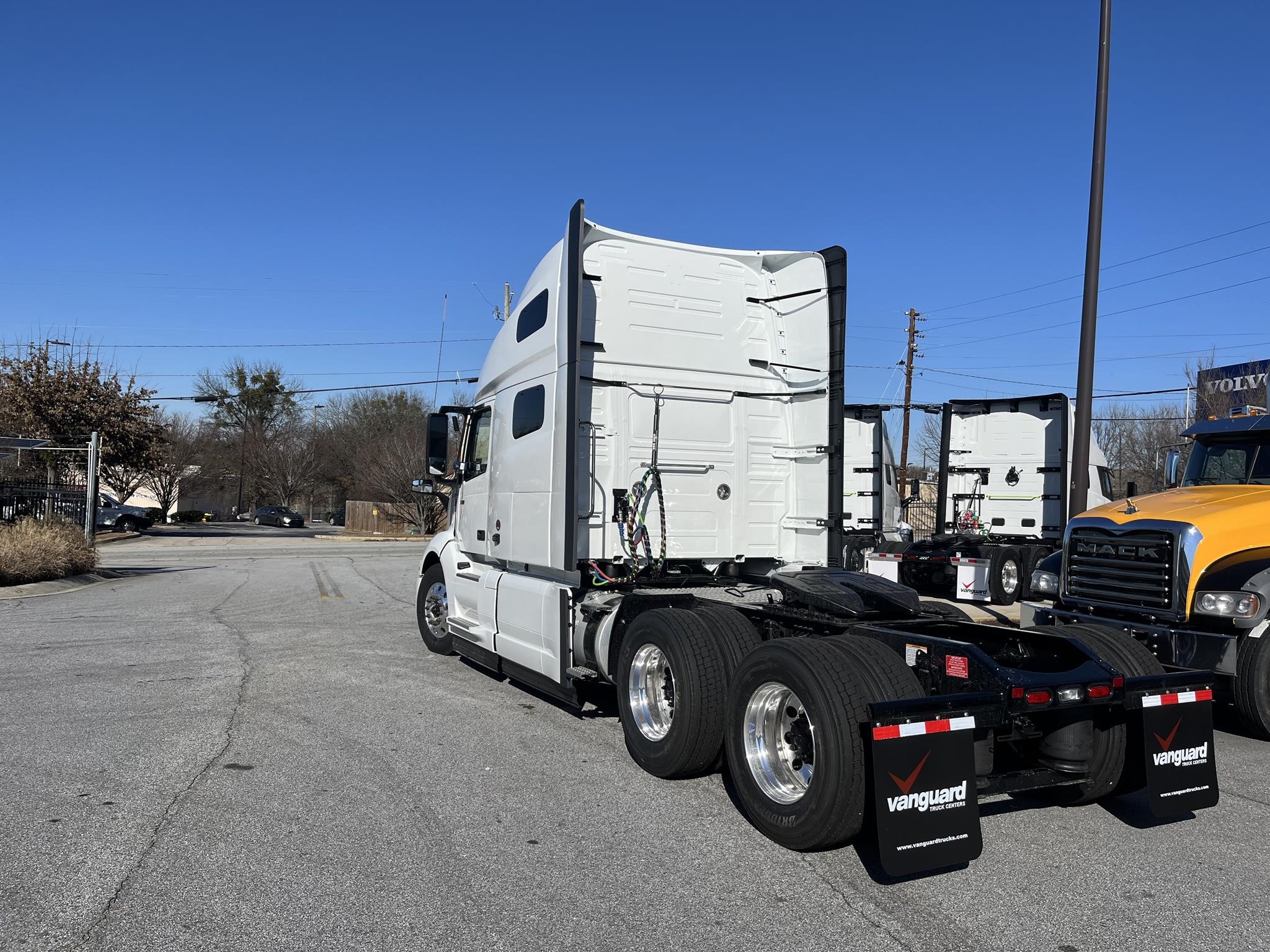 2025 VOLVO VNL64T760 - image 4 of 6