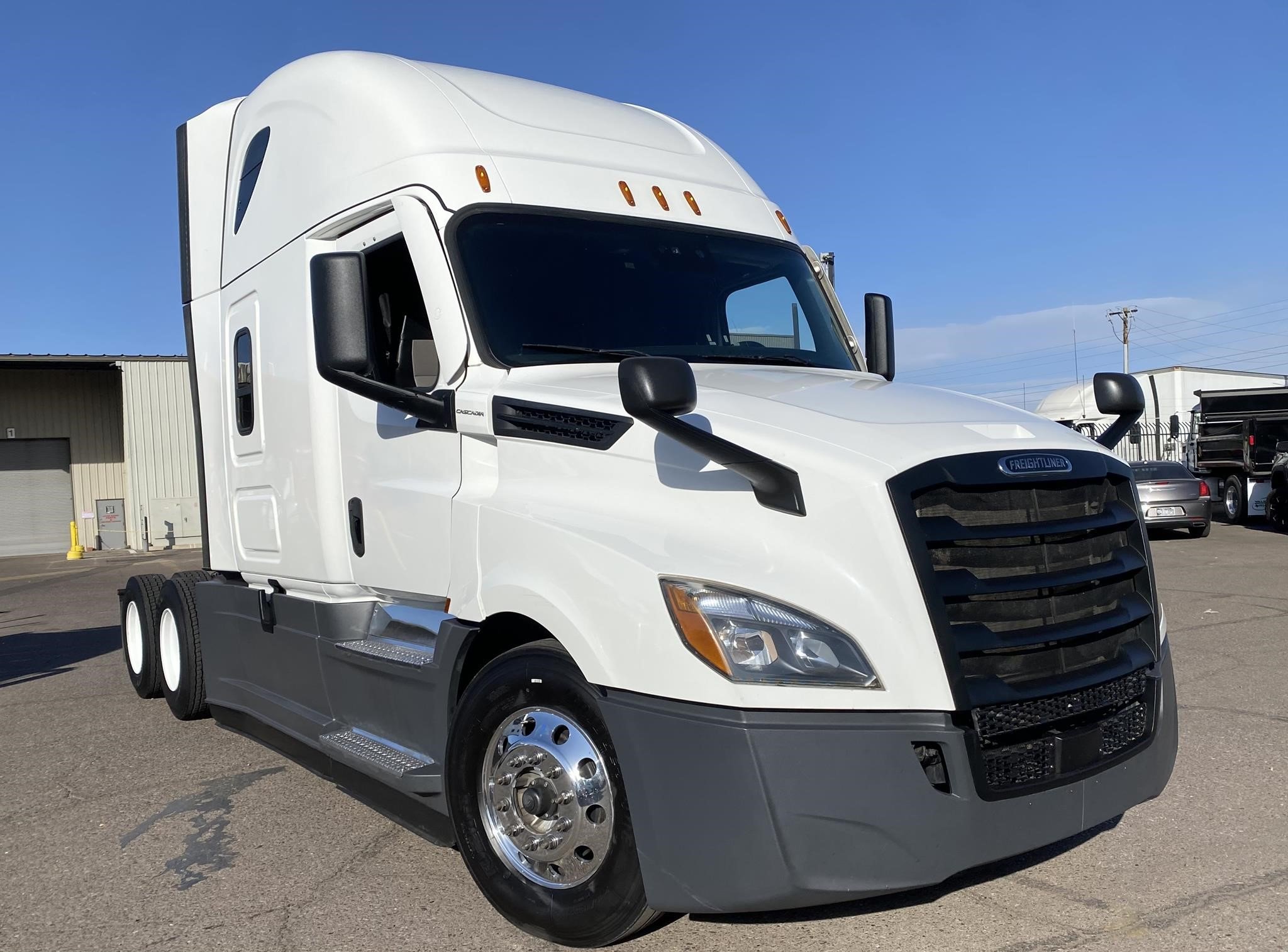 2021 FREIGHTLINER CASCADIA 126 - image 1 of 2