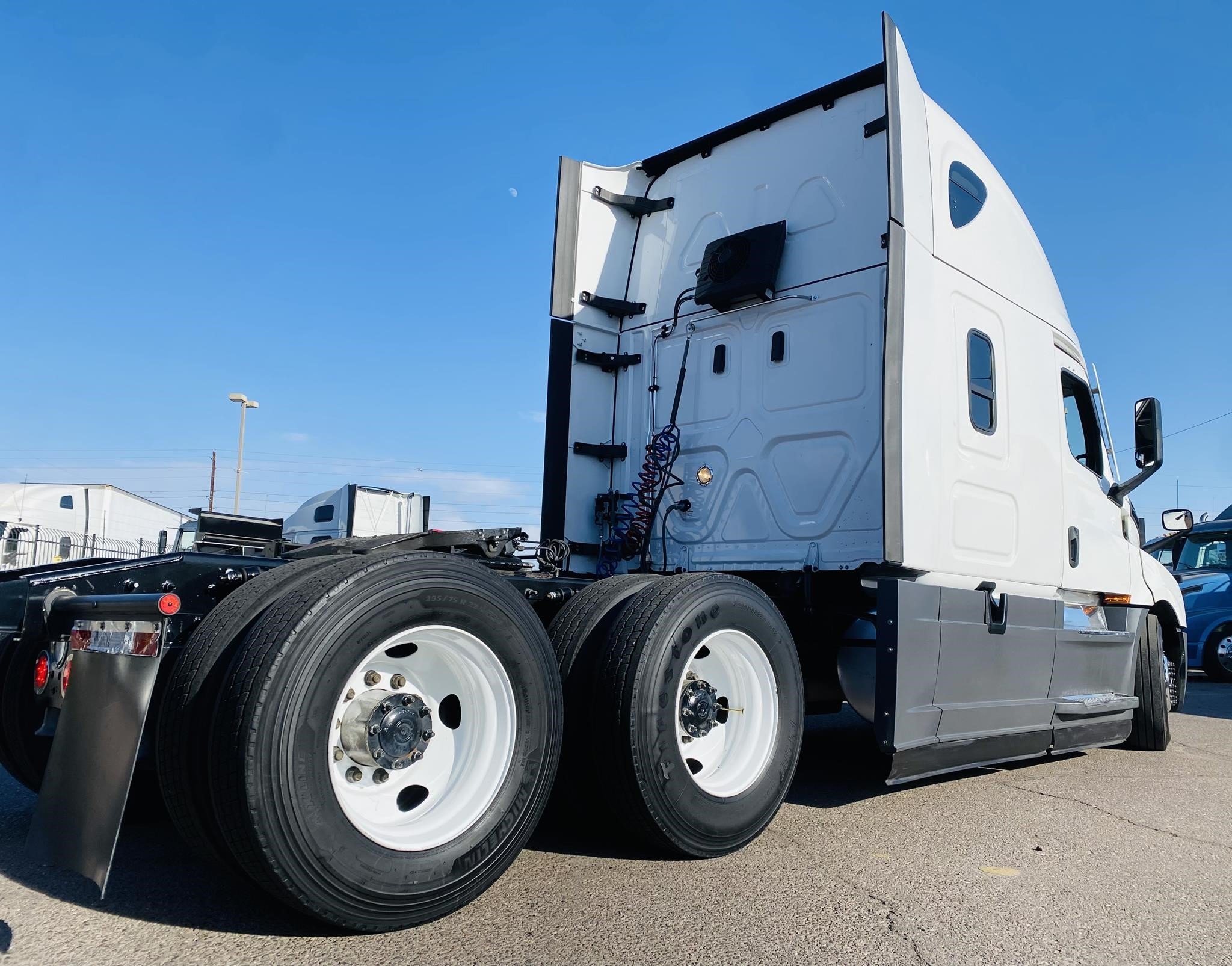 2021 FREIGHTLINER CASCADIA 126 - image 2 of 2