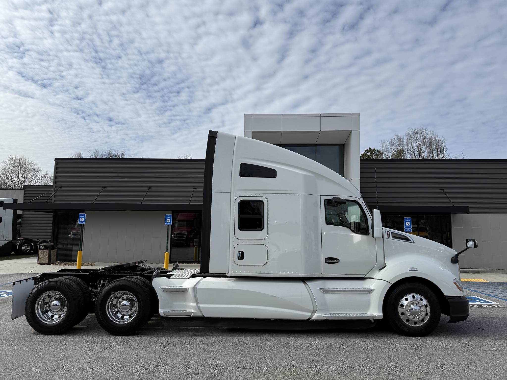 2022 KENWORTH T680 - image 2 of 6