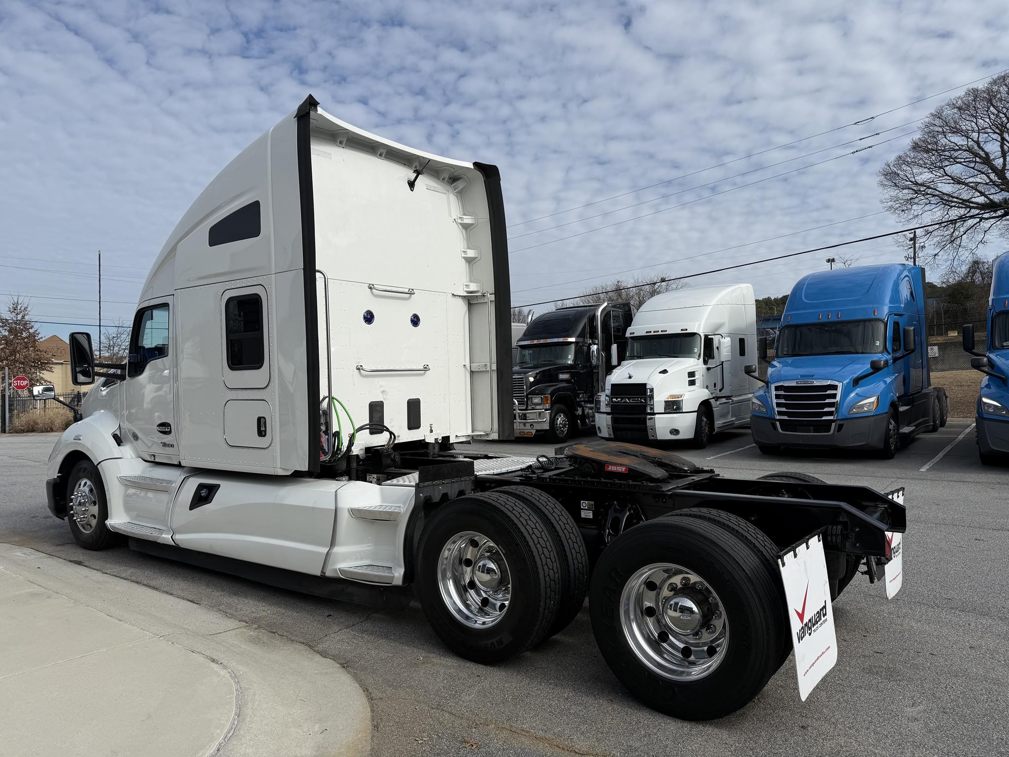 2022 KENWORTH T680 - image 4 of 6