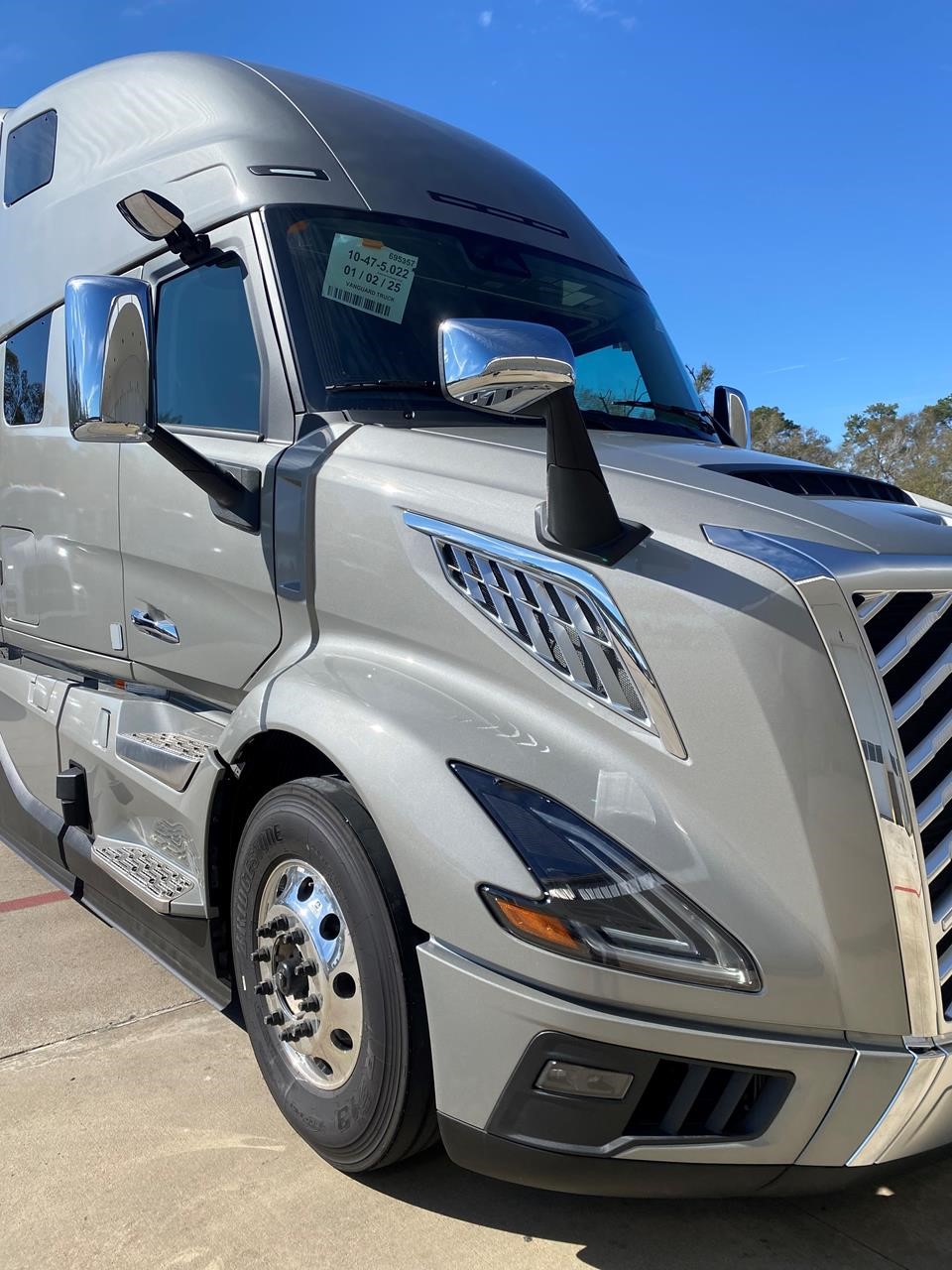 2025 VOLVO VNL64T860 - image 3 of 6