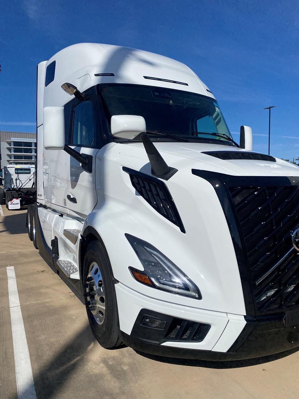 2025 VOLVO VNL64T860 - image 2 of 6