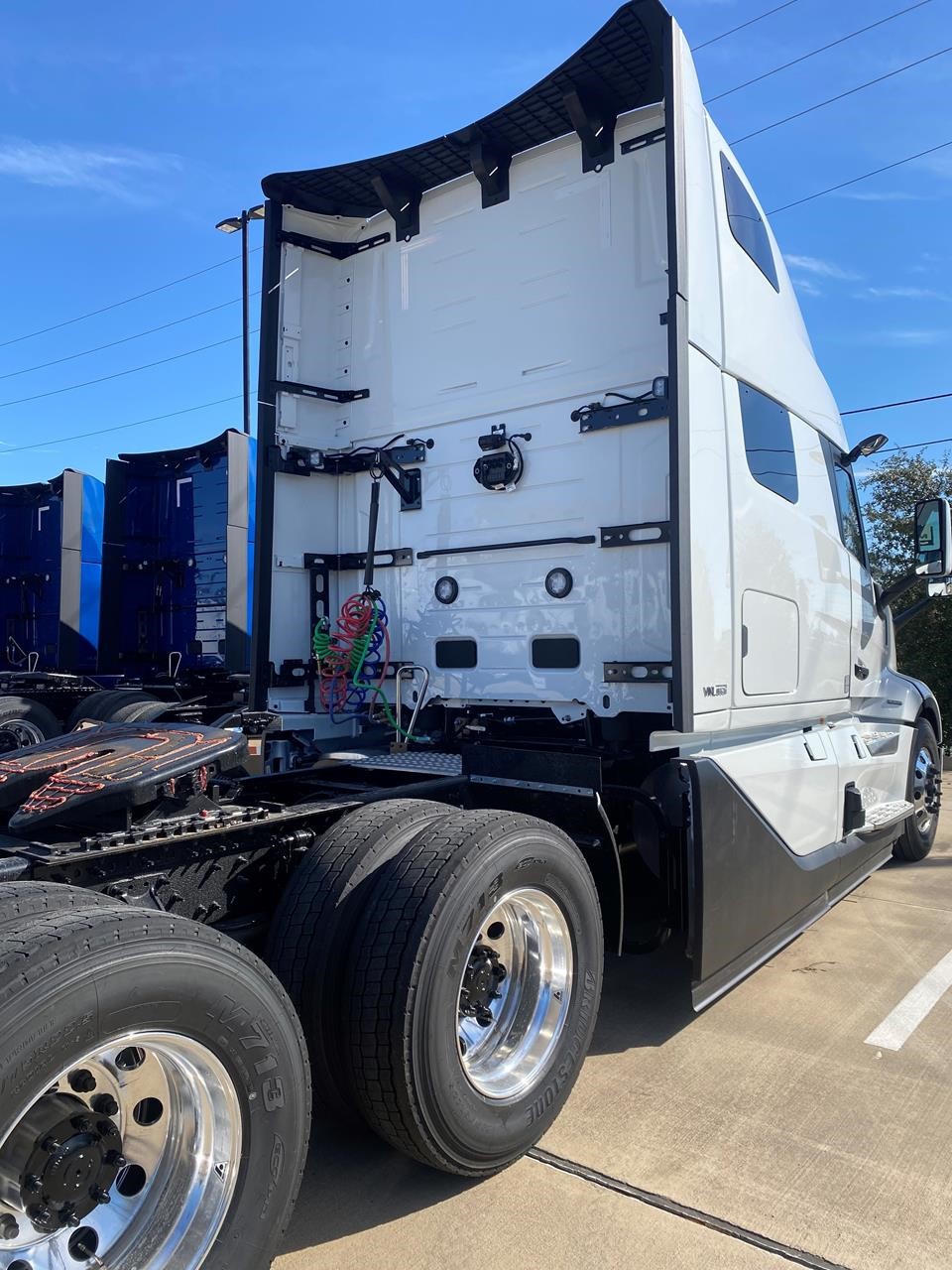 2025 VOLVO VNL64T860 - image 3 of 6