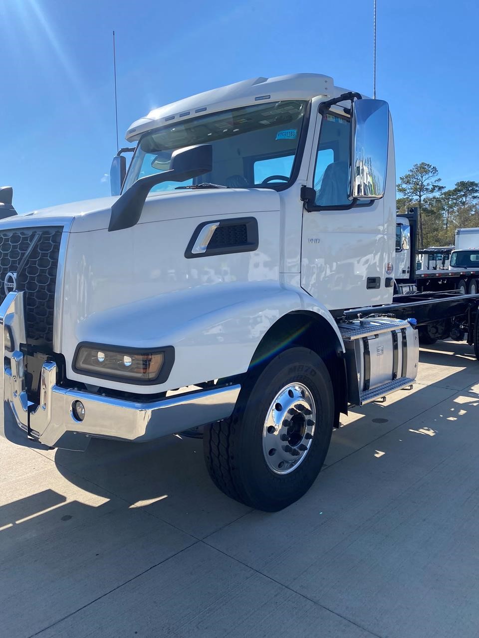 2025 VOLVO VHD64B300 - image 1 of 6