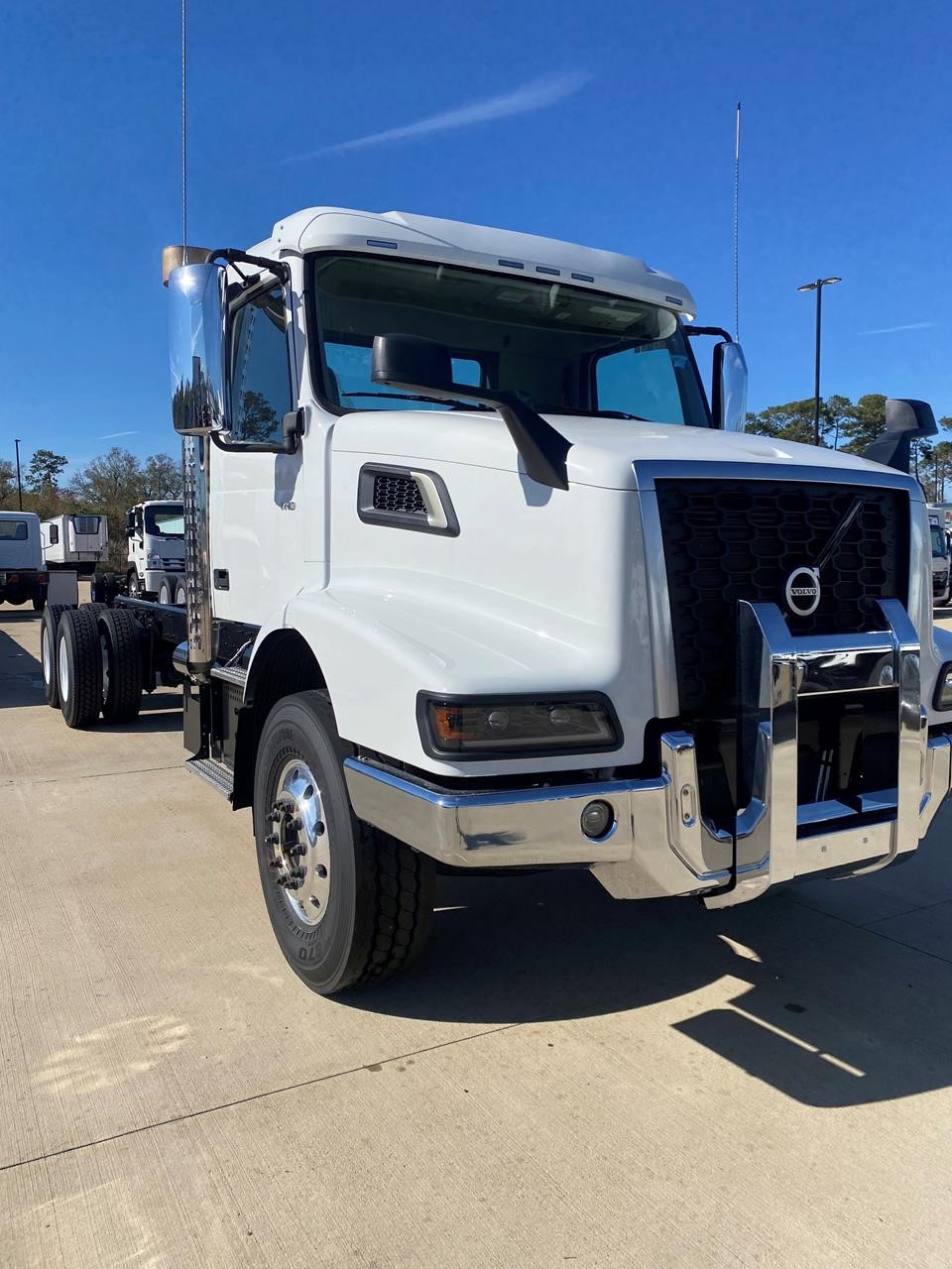 2025 VOLVO VHD64B300 - image 3 of 6