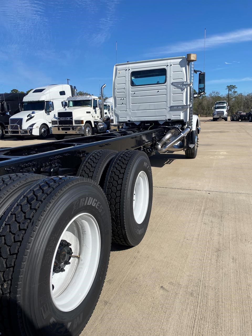 2025 VOLVO VHD64B300 - image 5 of 6