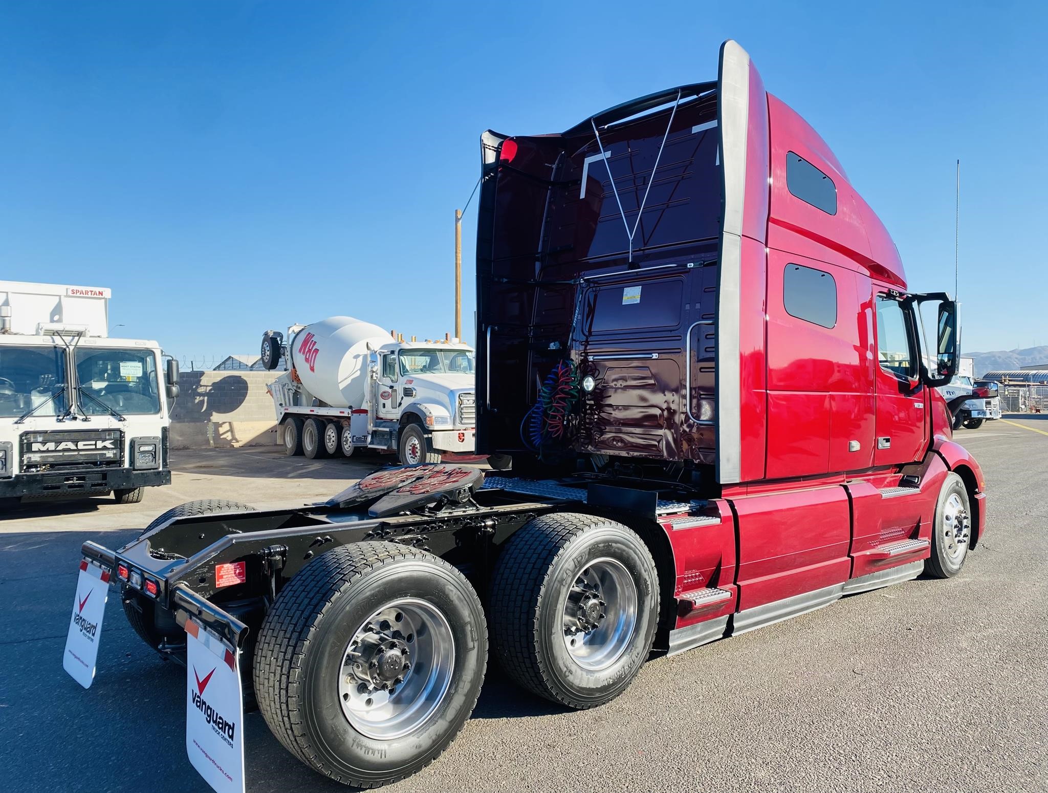 2021 VOLVO VNL64T760 - image 4 of 6