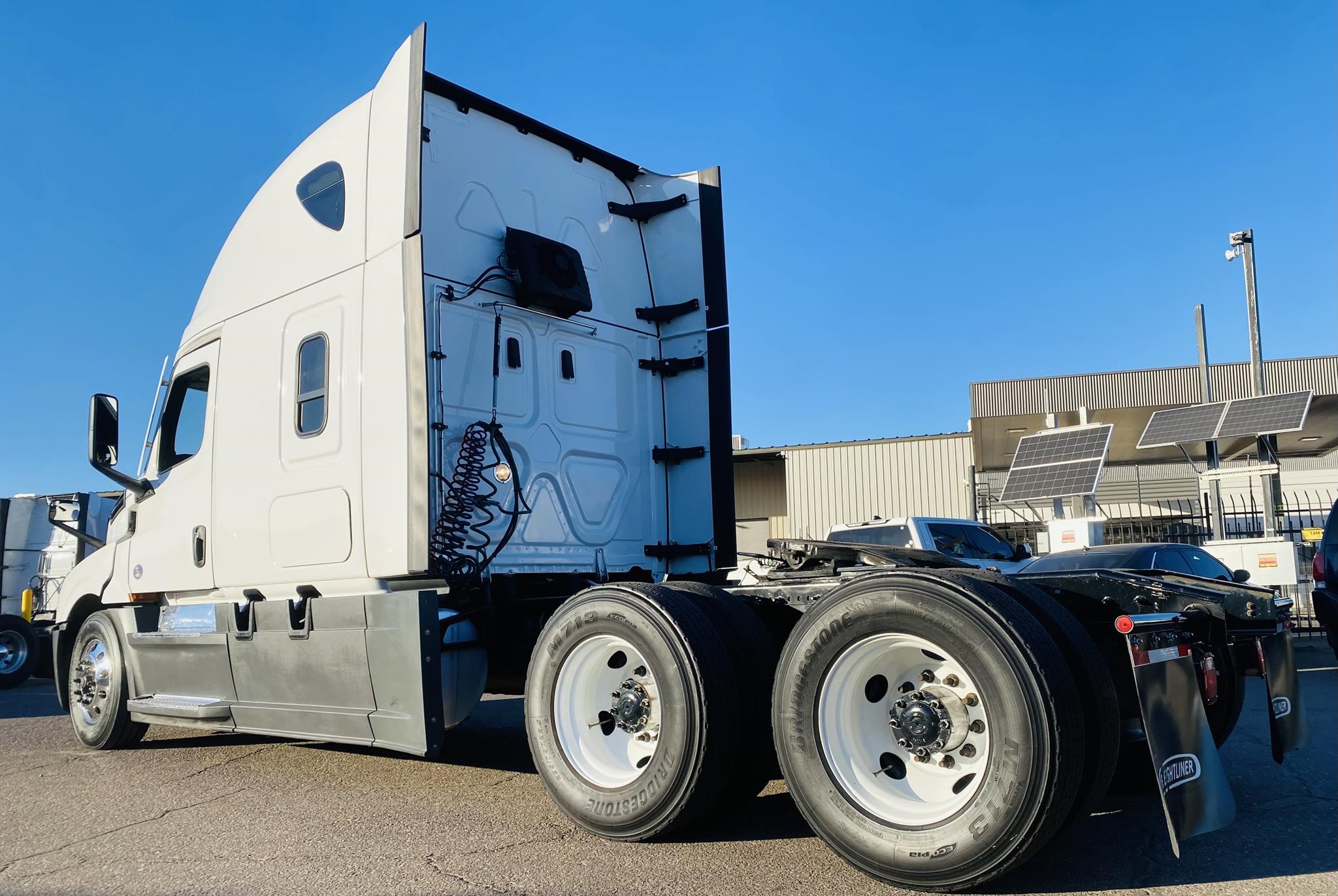 2022 FREIGHTLINER CASCADIA 126 - image 2 of 6