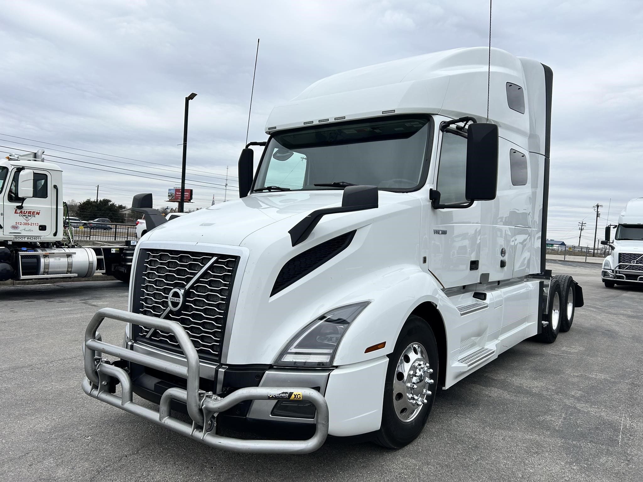 2022 VOLVO VNL64T760 - image 1 of 6