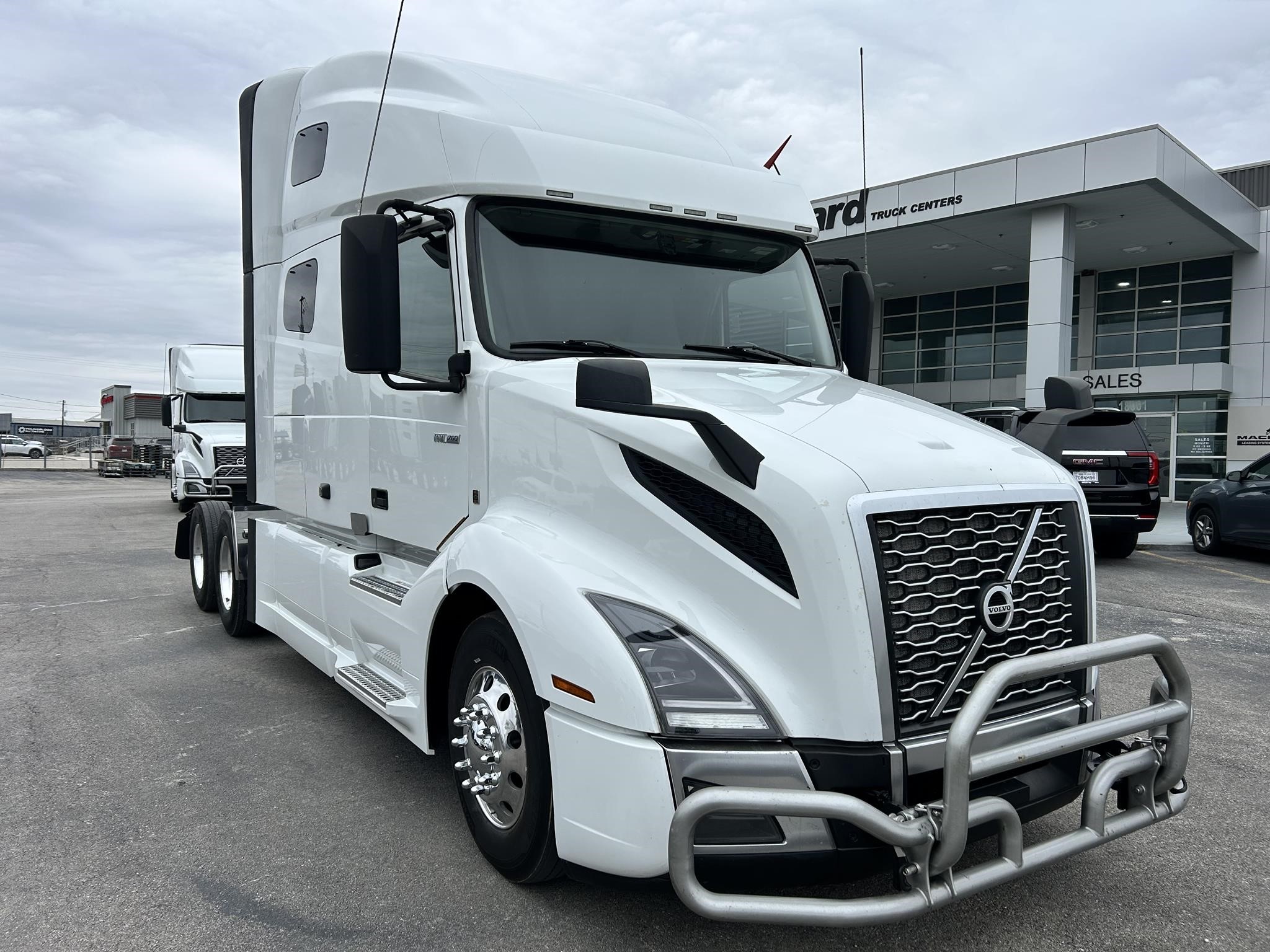 2022 VOLVO VNL64T760 - image 2 of 6