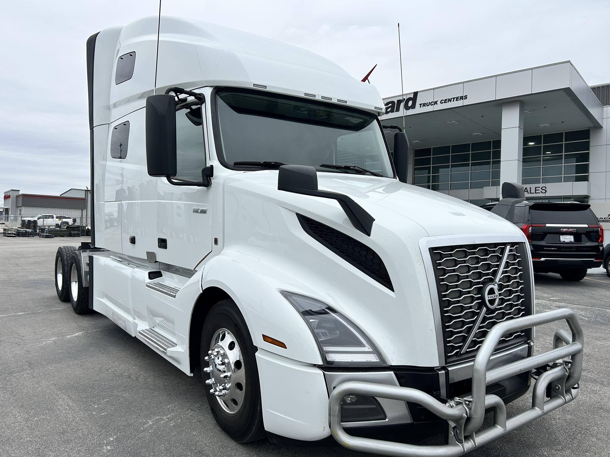 2022 VOLVO VNL64T760 - image 2 of 6