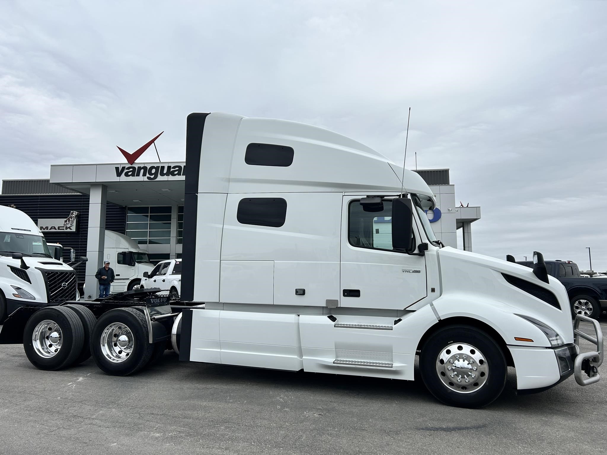 2022 VOLVO VNL64T760 - image 3 of 6