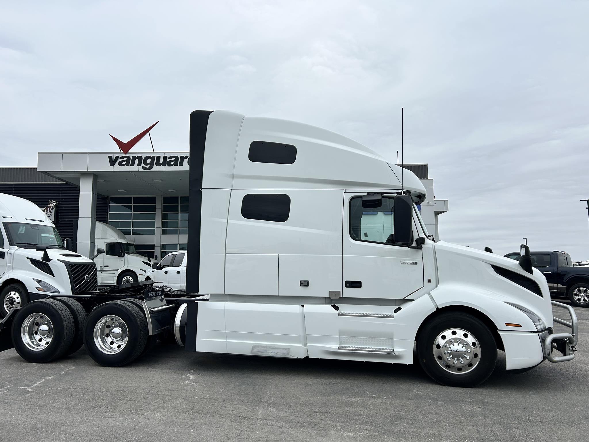 2022 VOLVO VNL64T760 - image 3 of 6