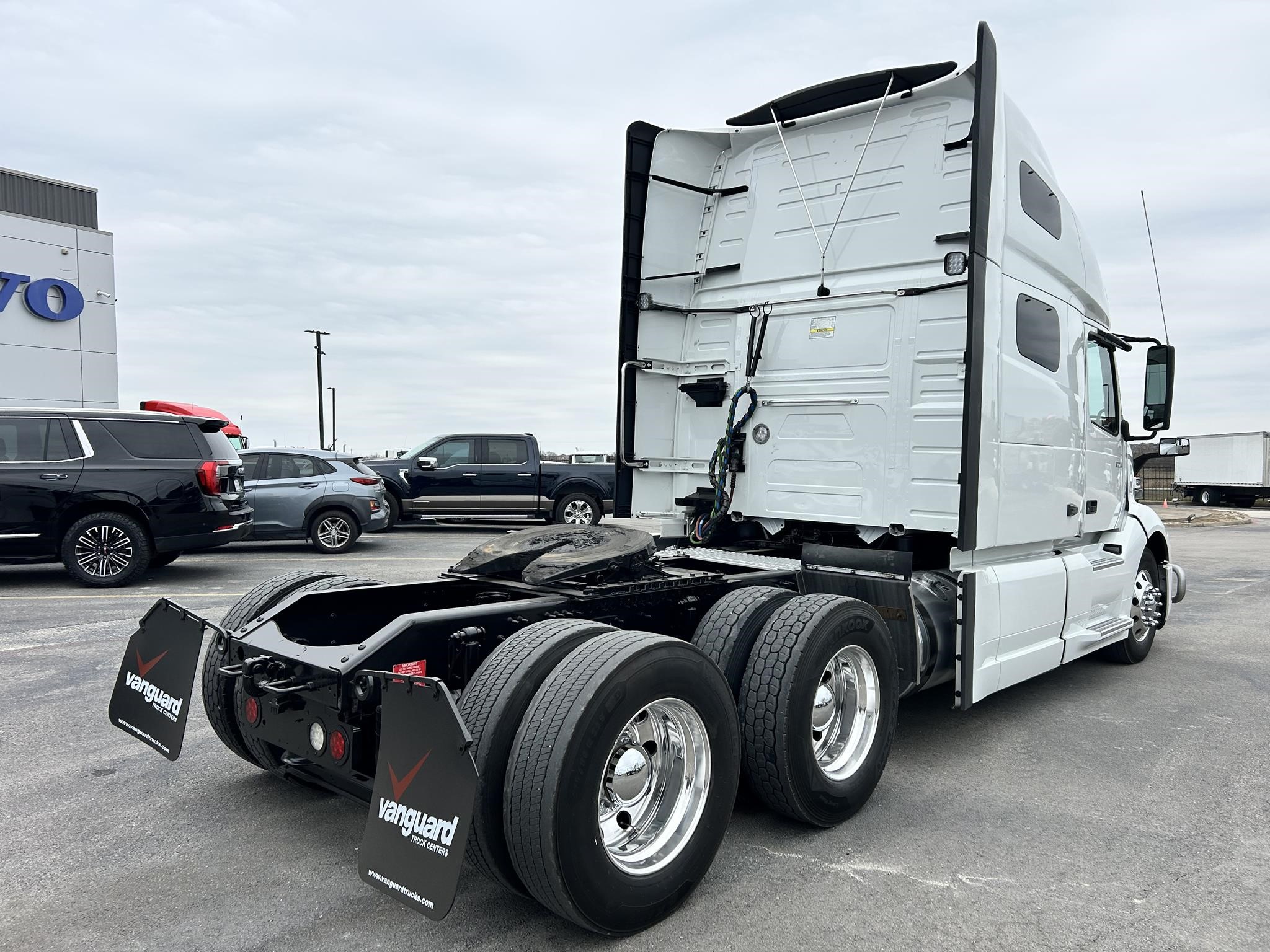 2022 VOLVO VNL64T760 - image 4 of 6