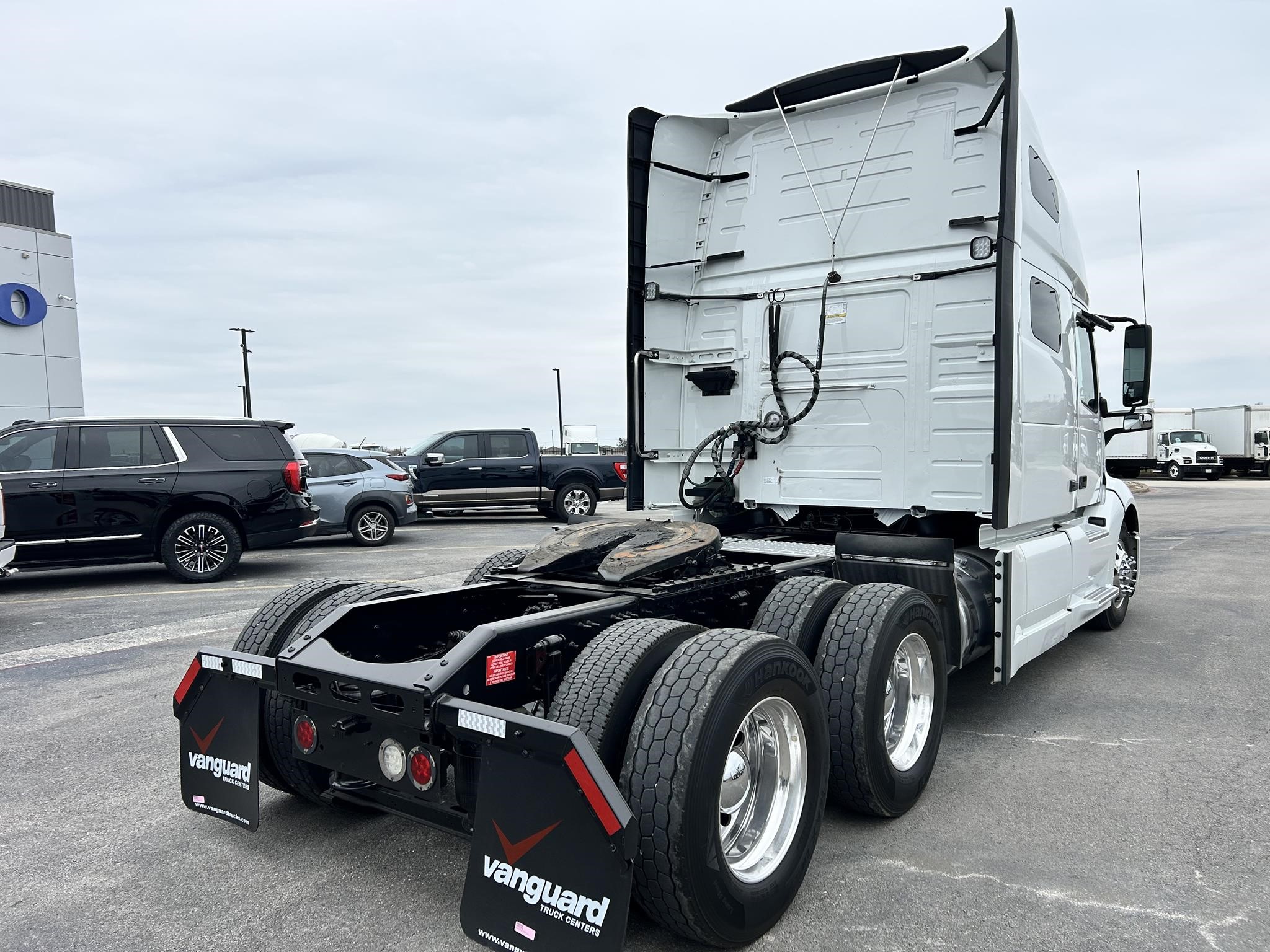 2022 VOLVO VNL64T760 - image 4 of 6