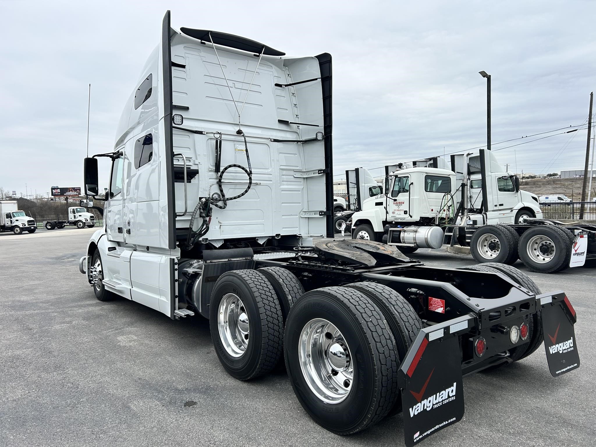 2022 VOLVO VNL64T760 - image 5 of 6