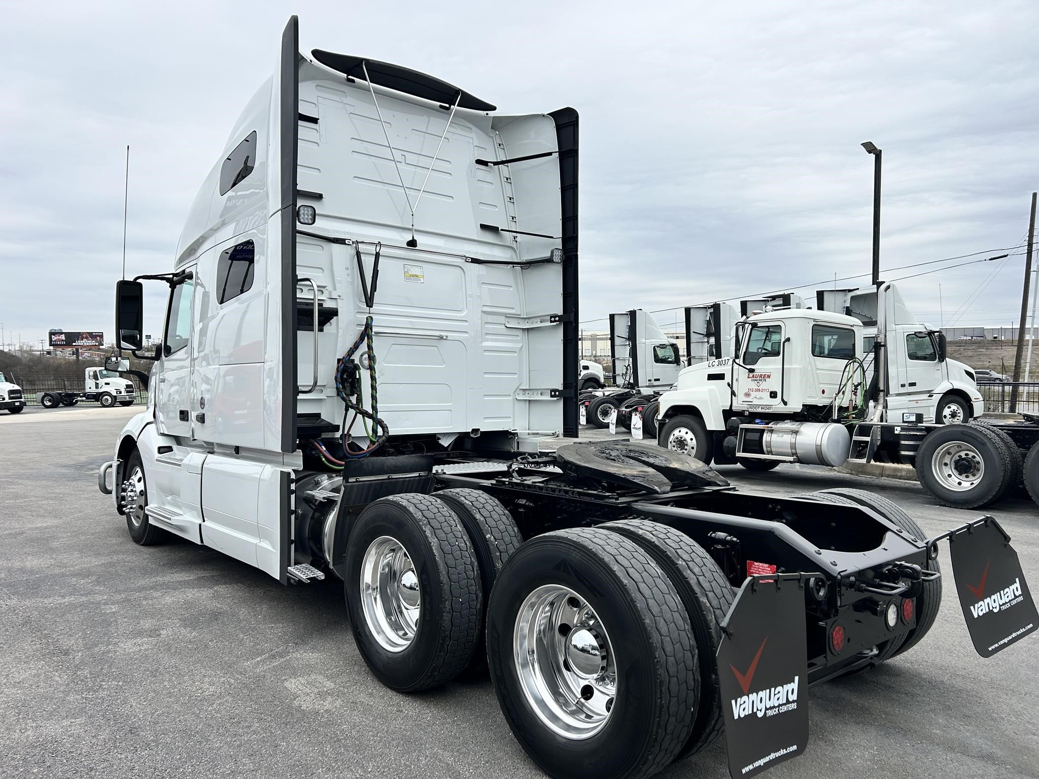 2022 VOLVO VNL64T760 - image 5 of 6