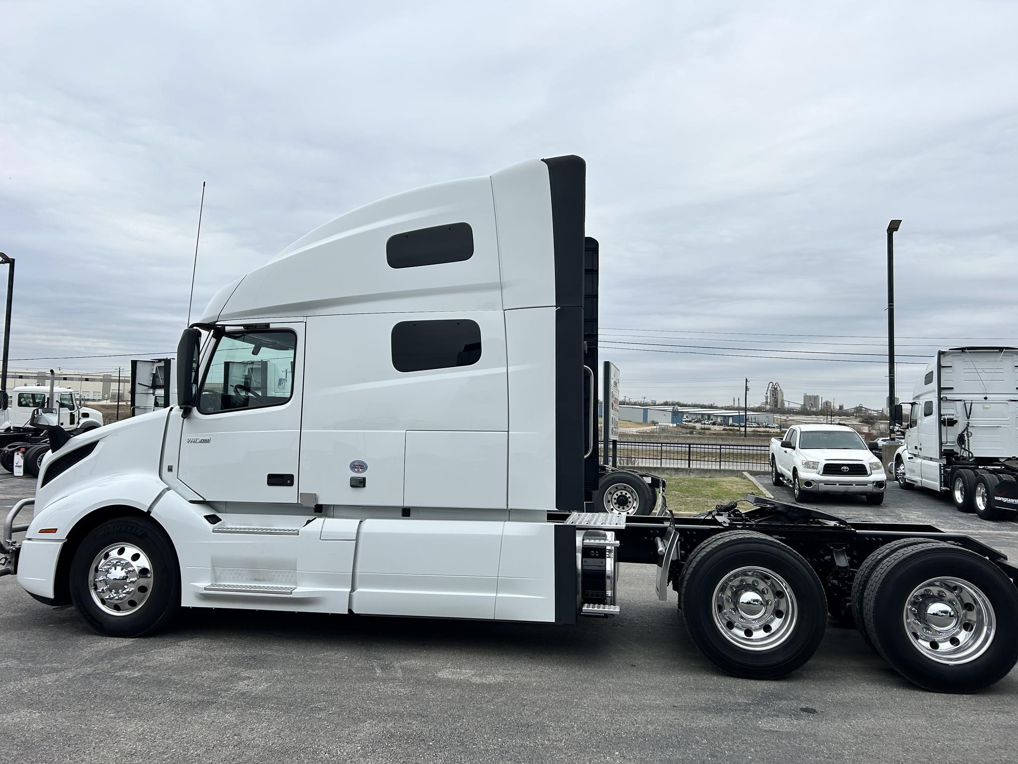 2022 VOLVO VNL64T760 - image 6 of 6