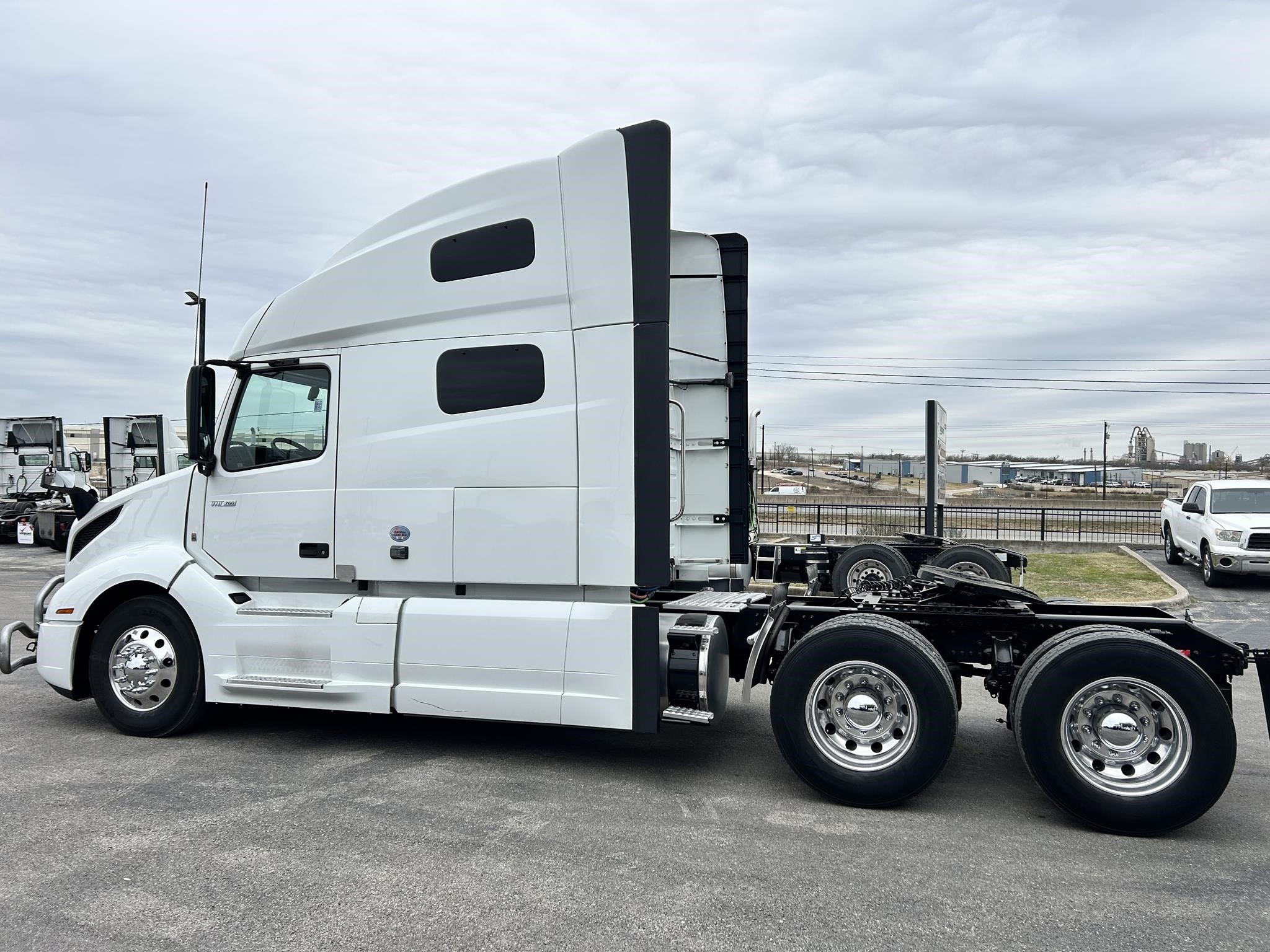 2022 VOLVO VNL64T760 - image 4 of 6