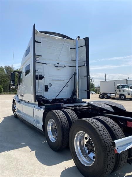 2025 VOLVO VNL64T760 - image 3 of 6