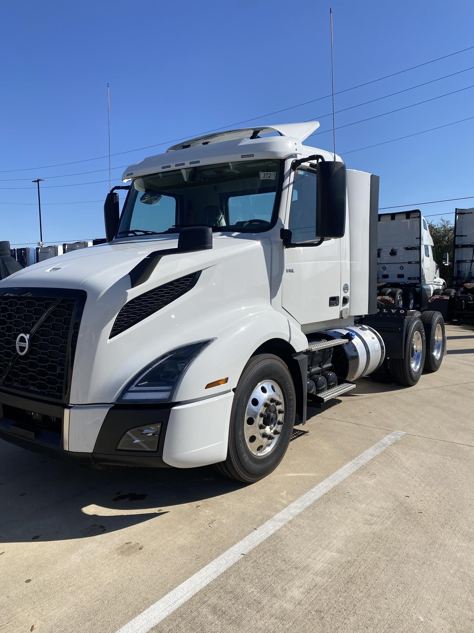 2025 VOLVO VNL64T300 - image 1 of 6