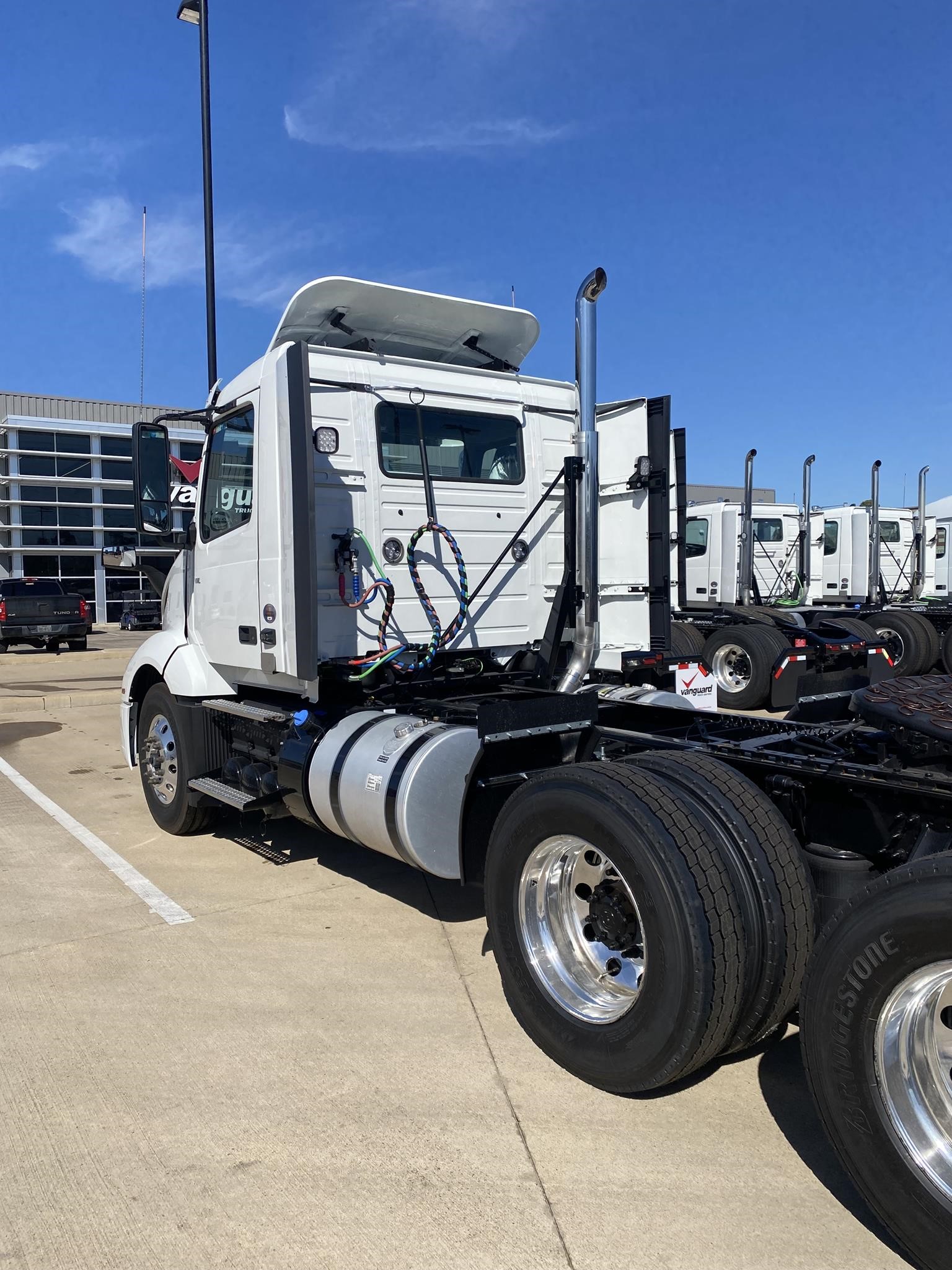 2025 VOLVO VNL64T300 - image 4 of 6