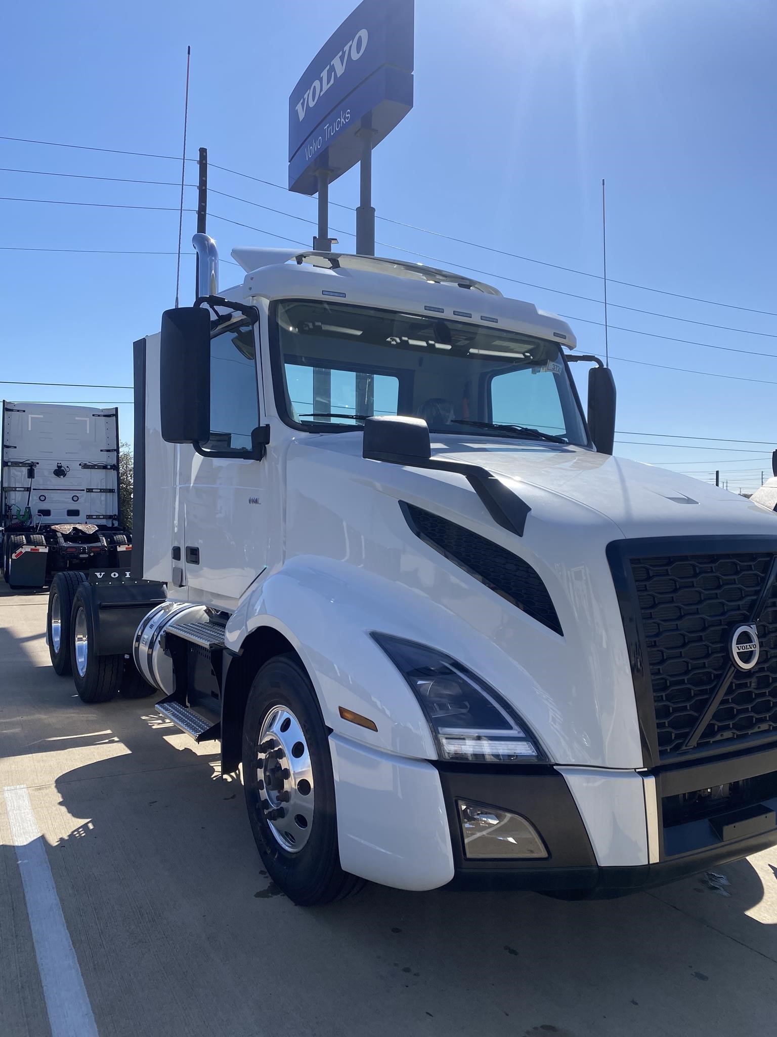 2025 VOLVO VNL64T300 - image 3 of 6