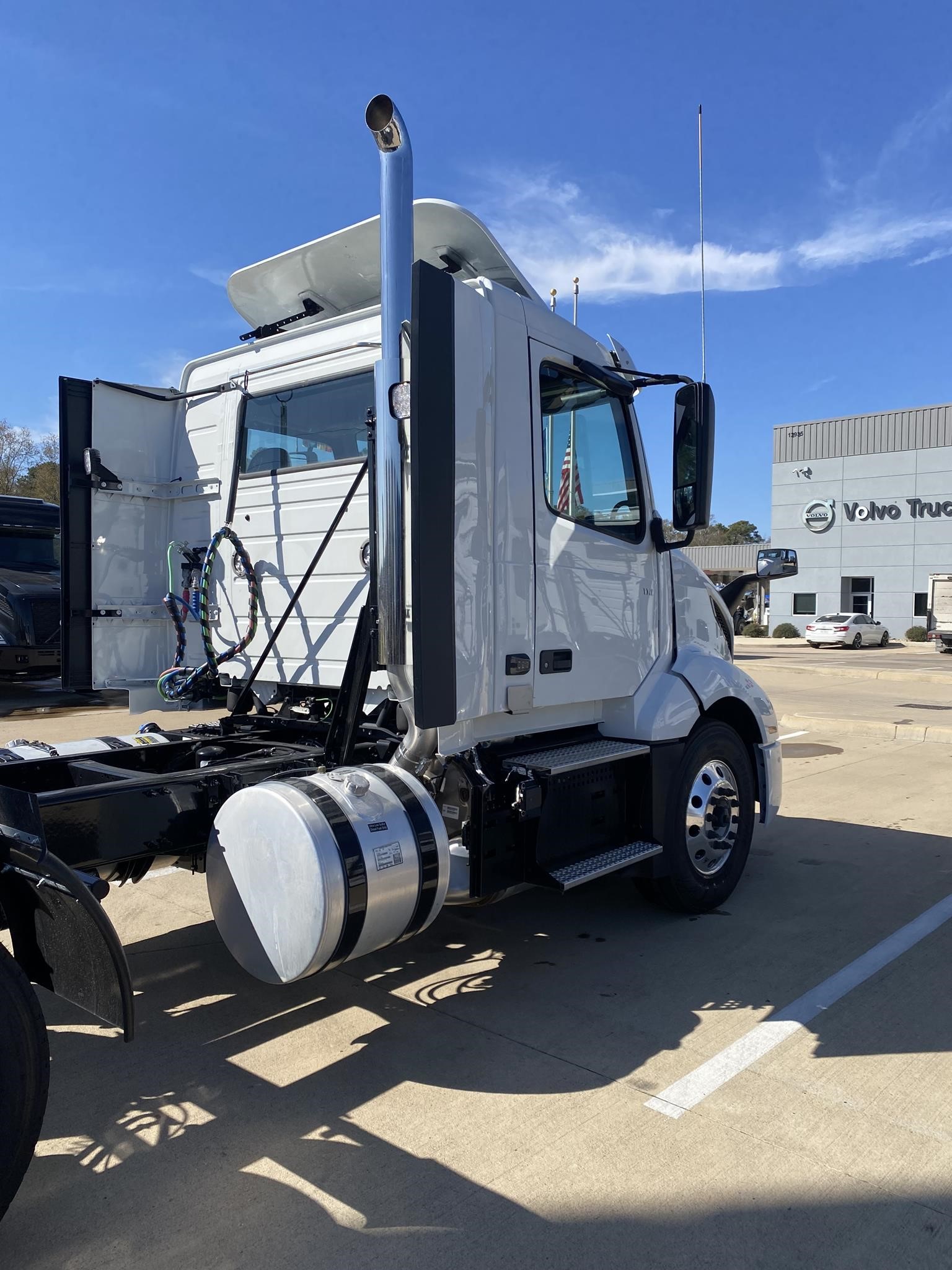 2025 VOLVO VNL64T300 - image 5 of 6