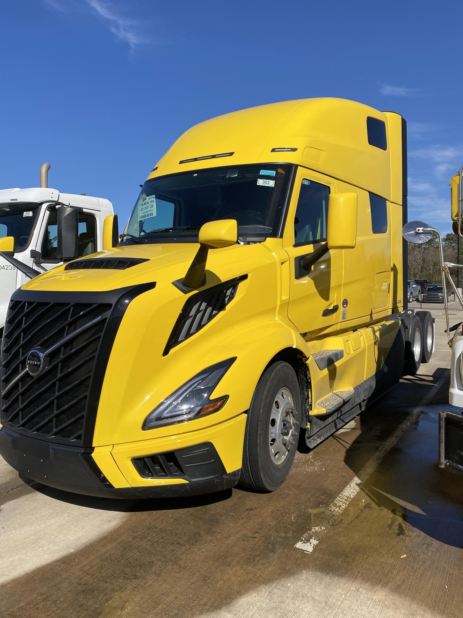 2025 VOLVO VNL64T860 - image 1 of 6