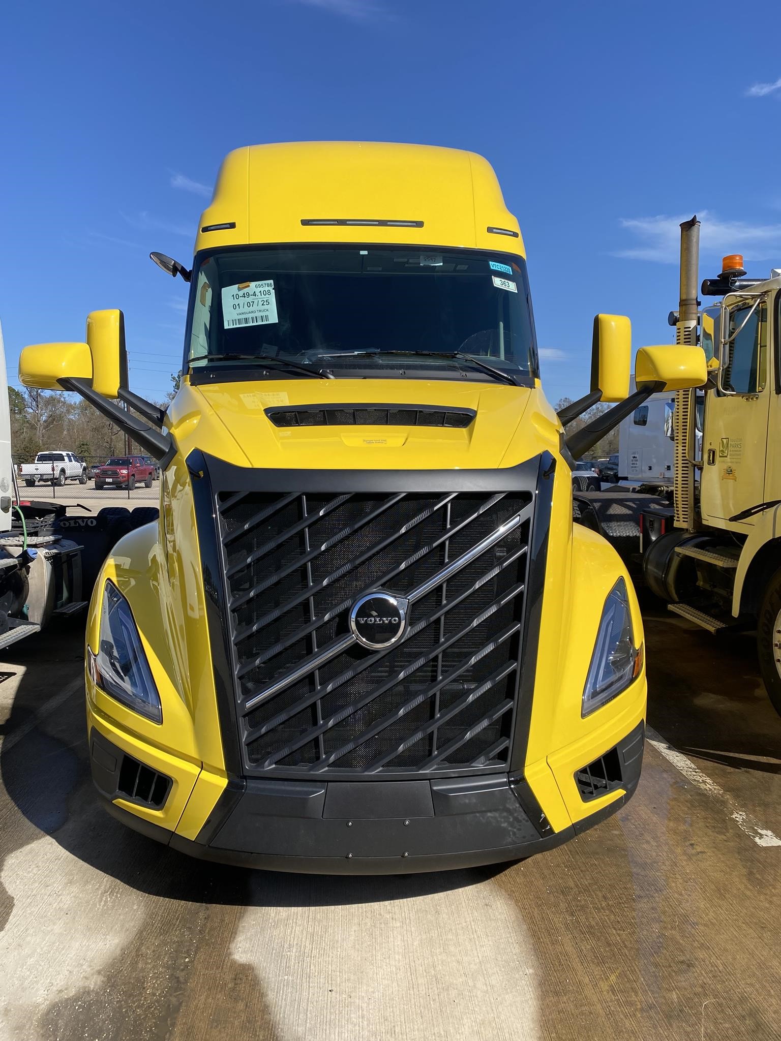 2025 VOLVO VNL64T860 - image 3 of 6