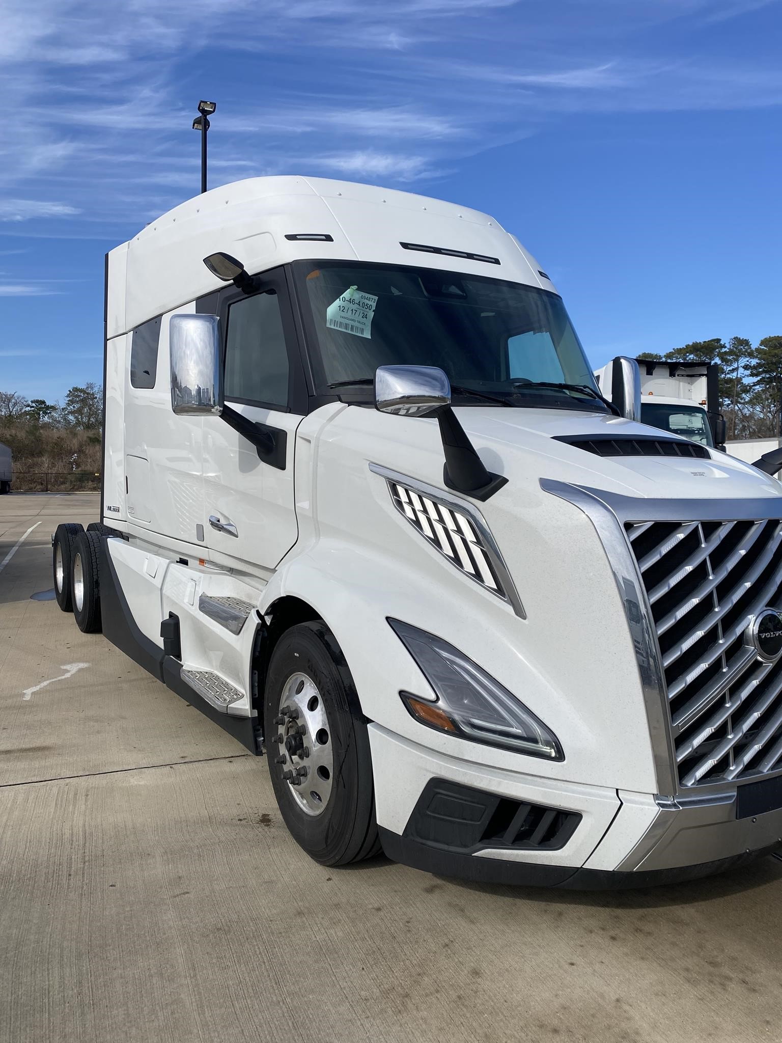 2025 VOLVO VNL64T840 - image 2 of 6