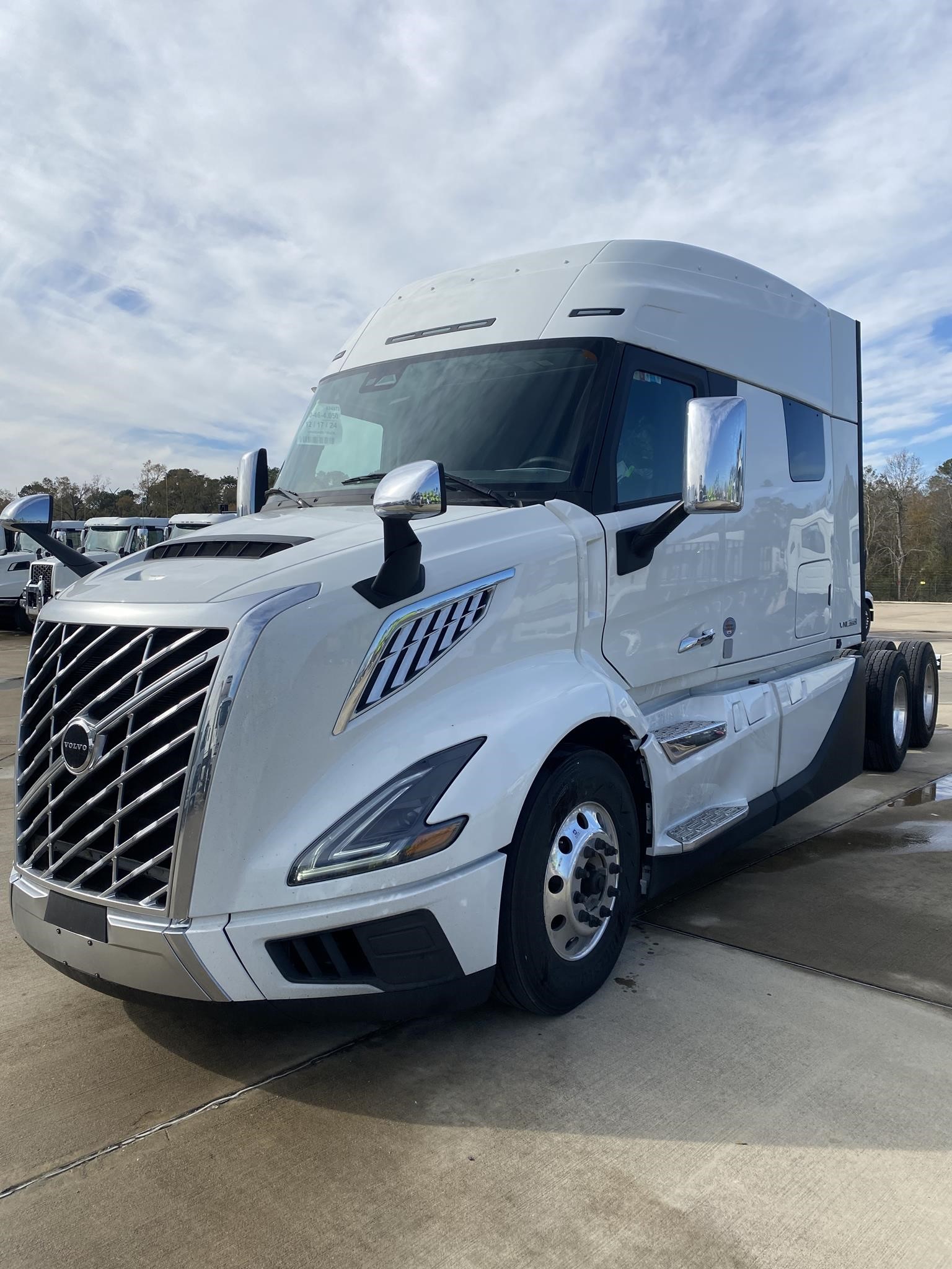 2025 VOLVO VNL64T840 - image 1 of 6