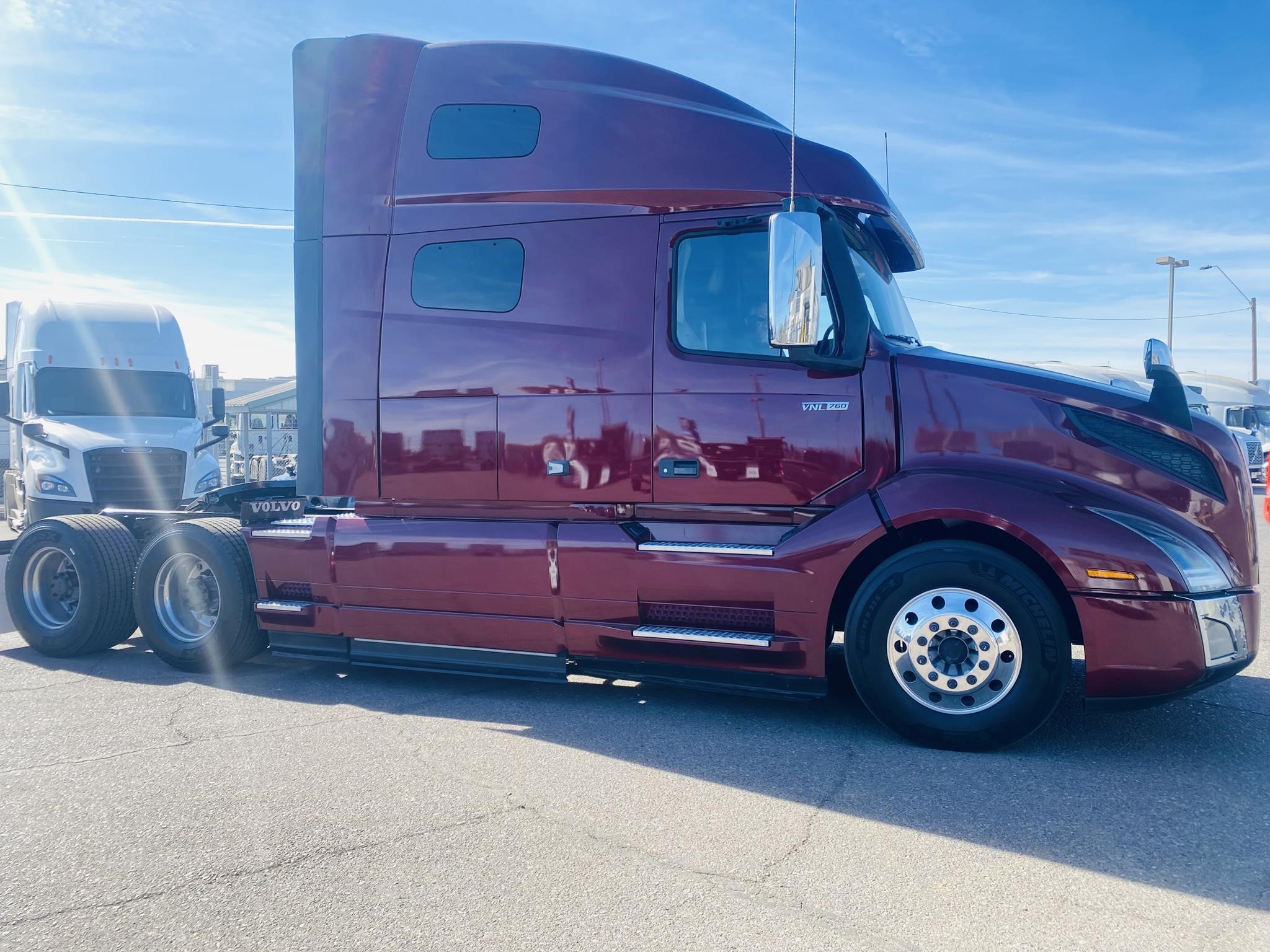 2021 VOLVO VNL64T760 - image 4 of 6