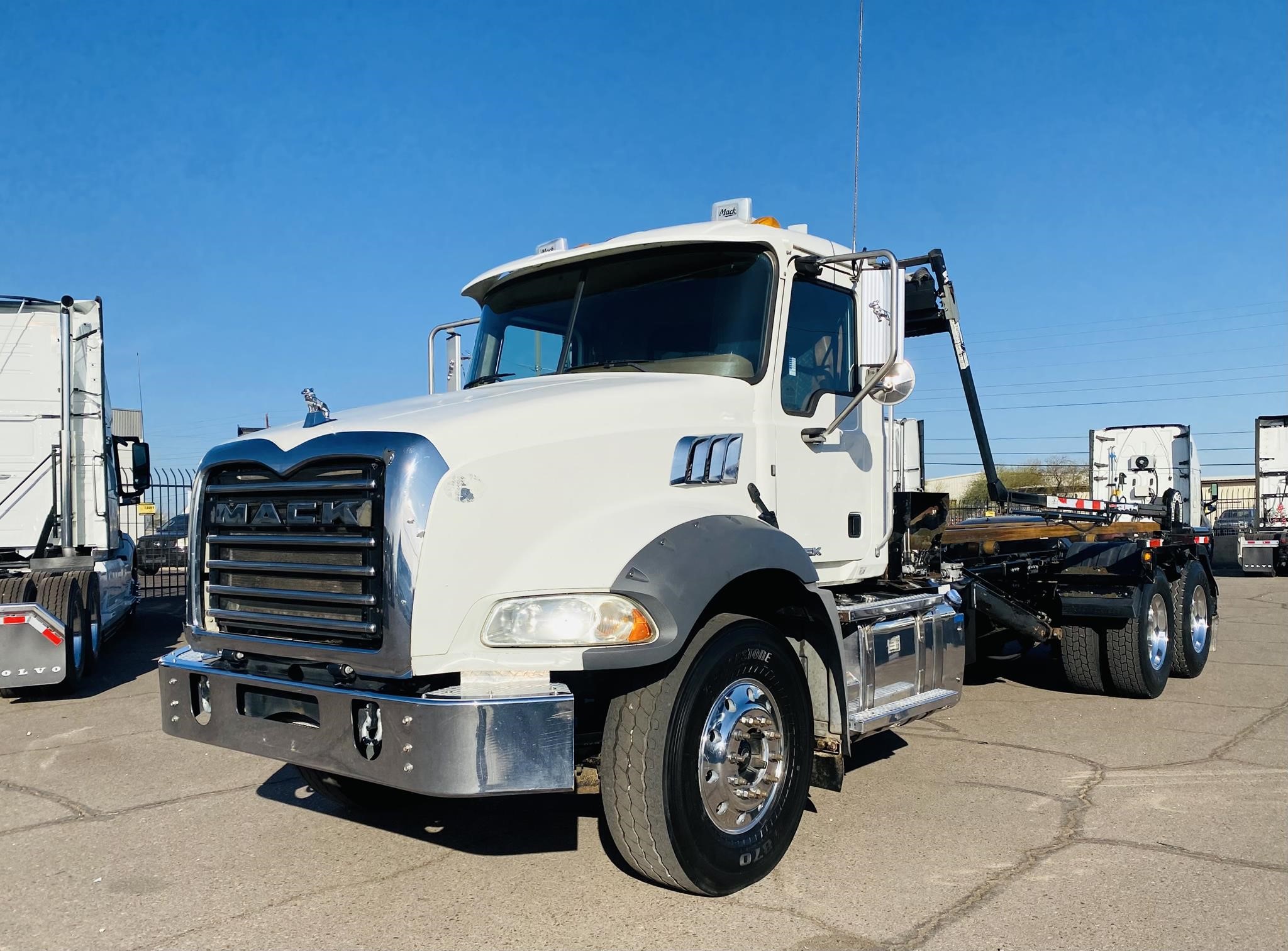 2016 MACK GRANITE GU813 - image 1 of 6