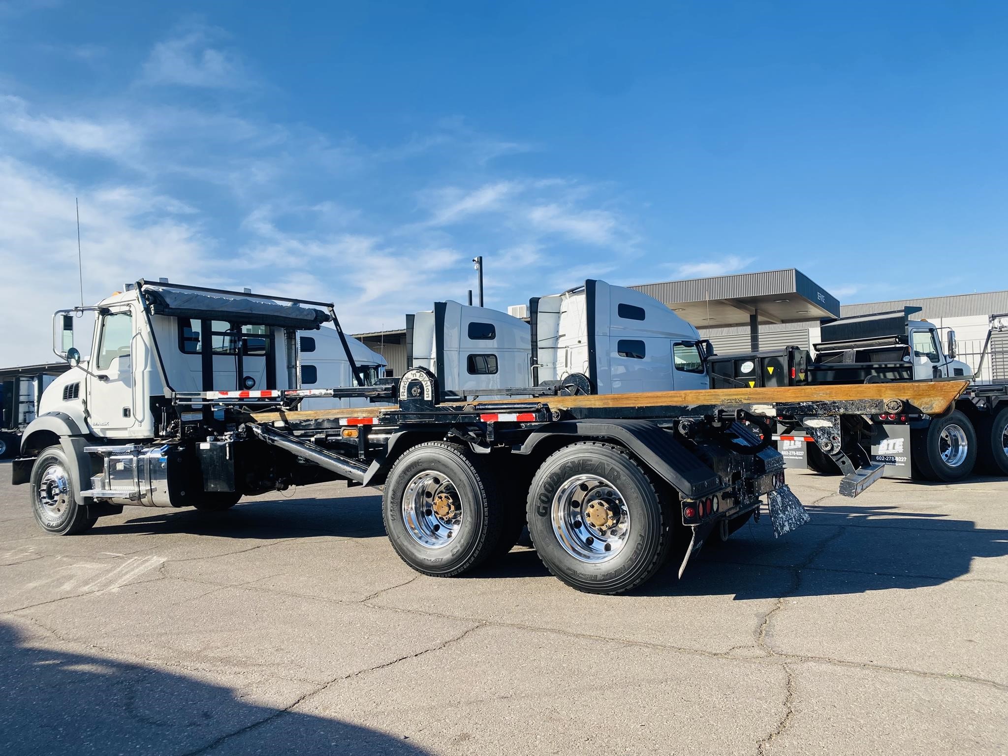 2016 MACK GRANITE GU813 - image 2 of 6