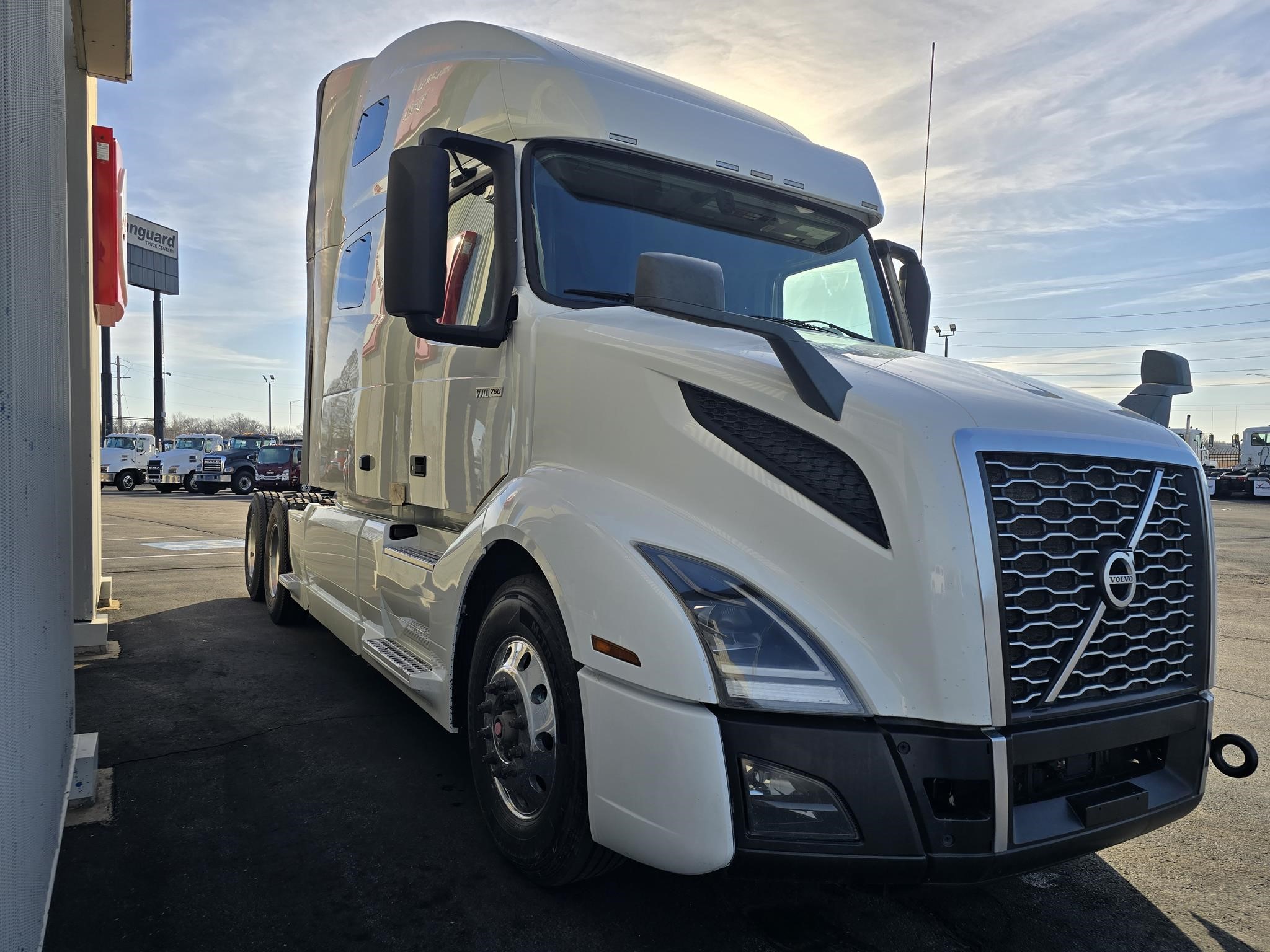 2020 VOLVO VNL64T760 - image 2 of 6