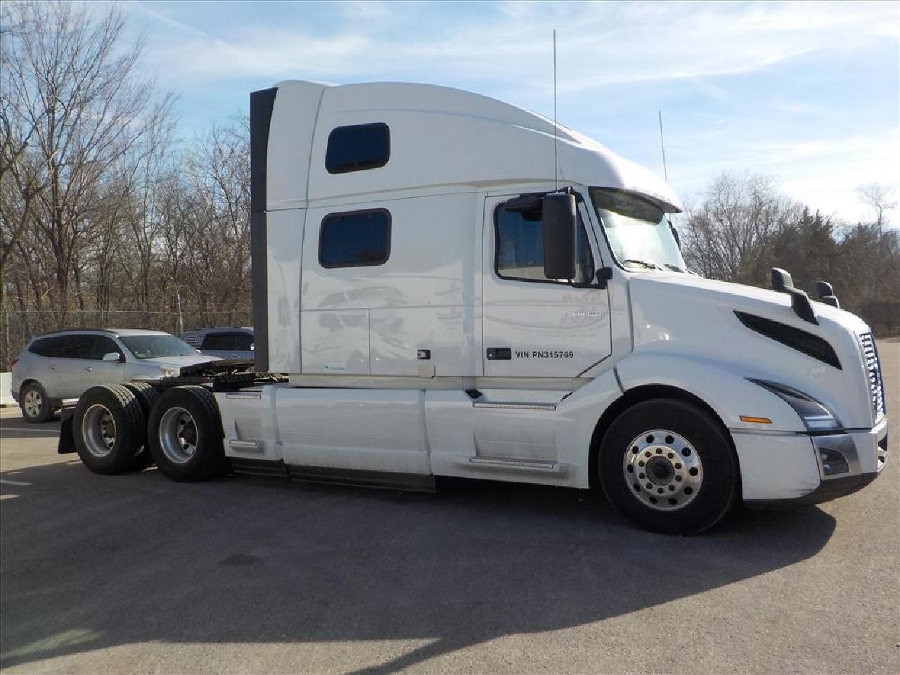 2023 VOLVO VNL64T860 - image 2 of 6